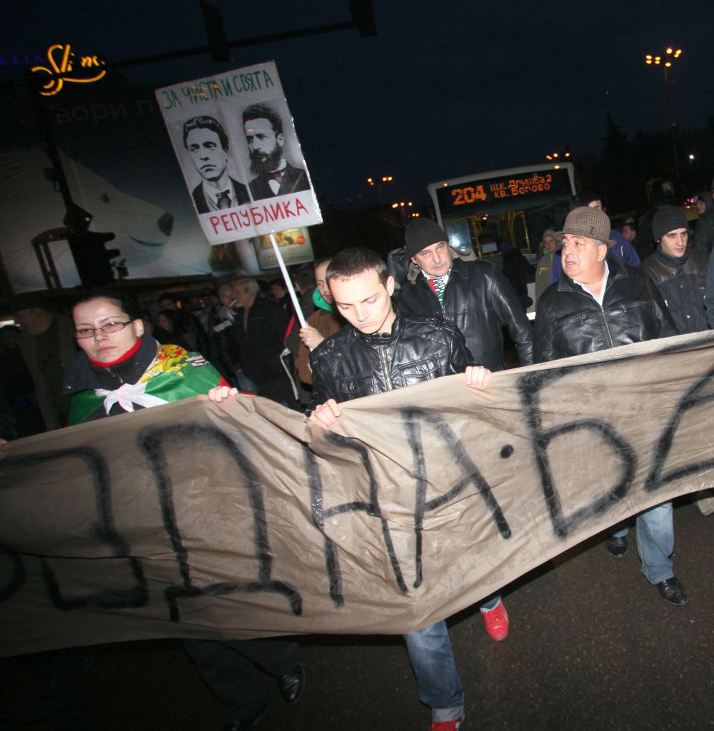 Протестиращите в столицата излязоха на бул. ”Цар Освободител” и се придвижиха  към Народното събрание