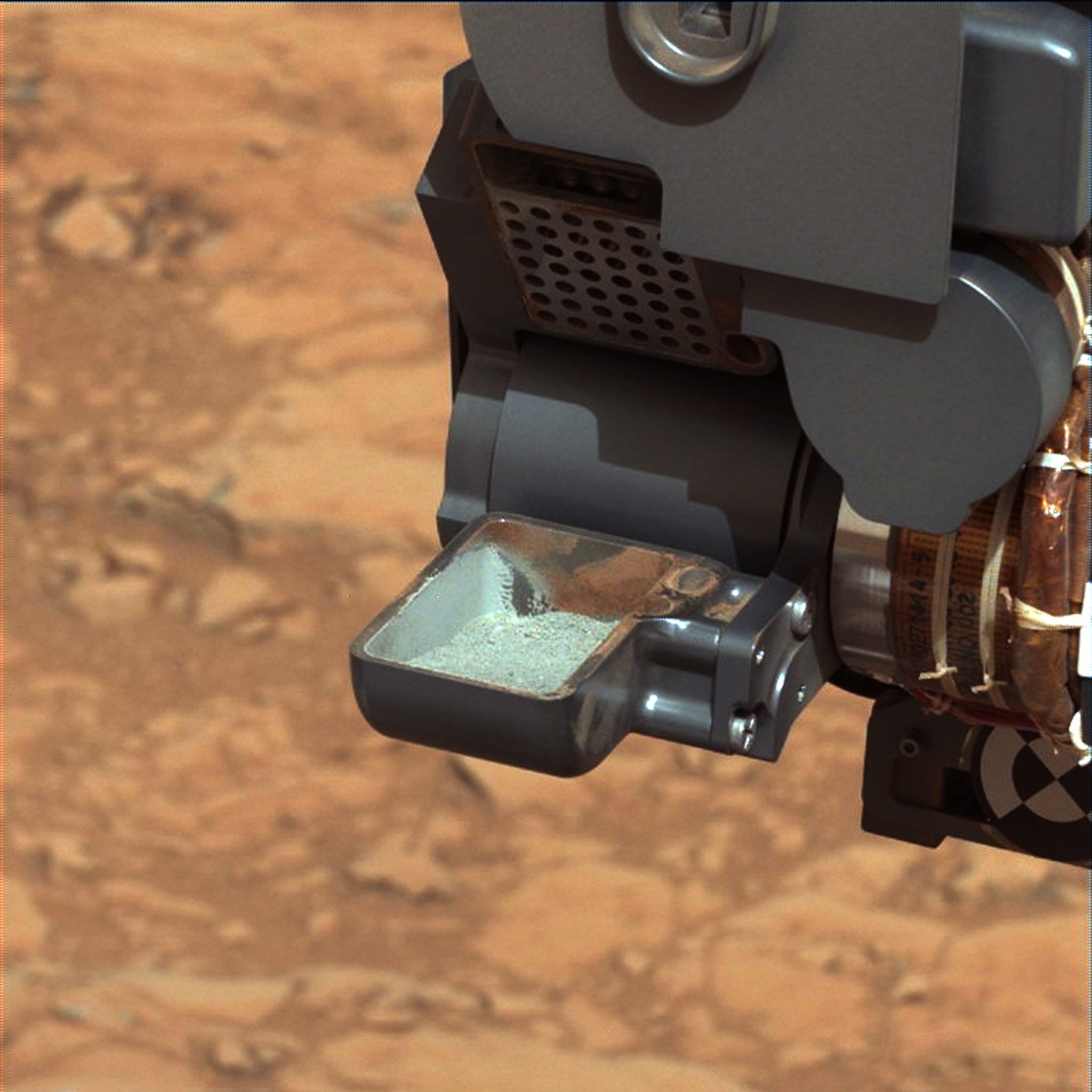 ”Кюриосити” ще изследва първата си проба на Марс
