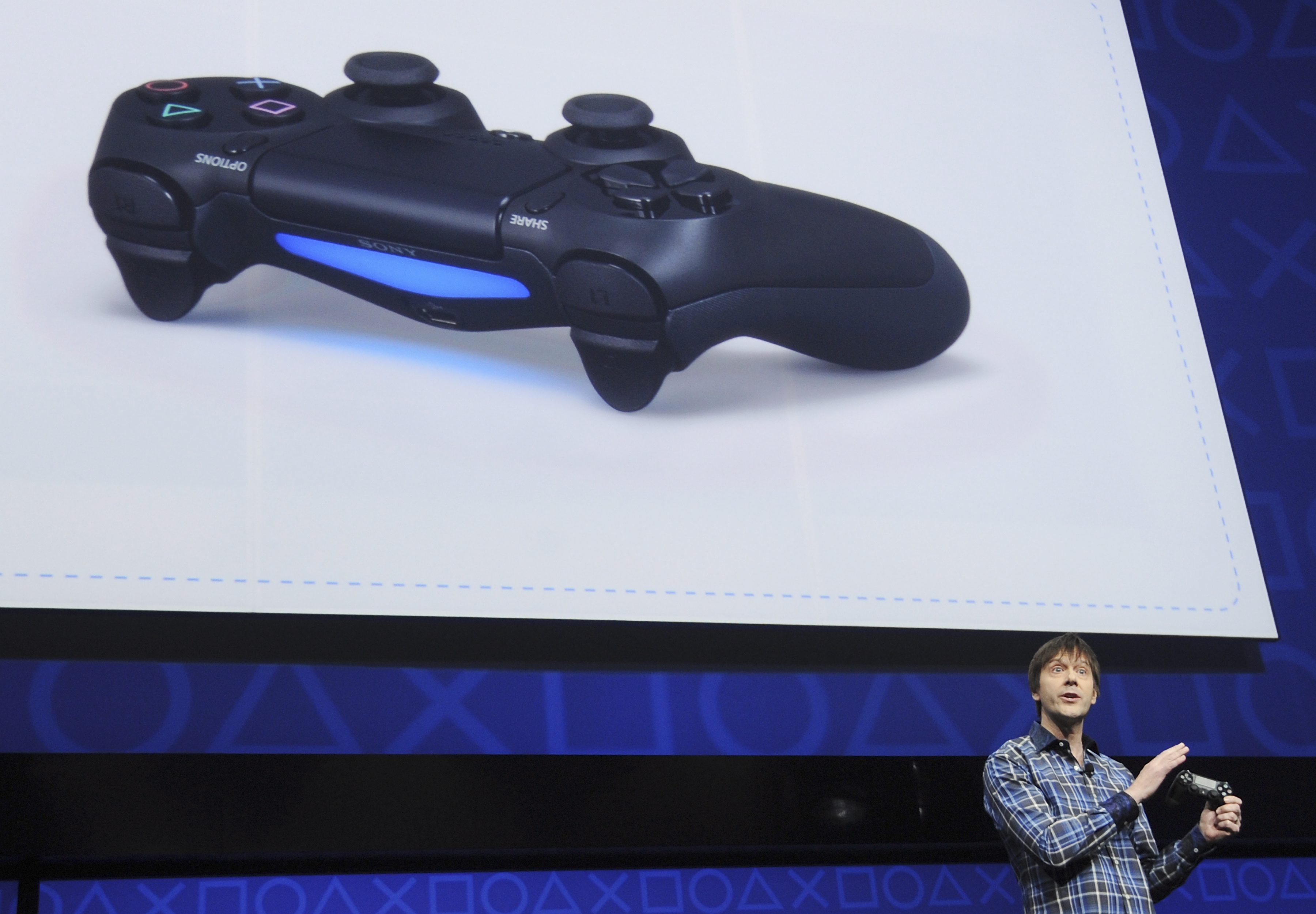 Новият контролер ”DualShock 4” на PlayStation 4