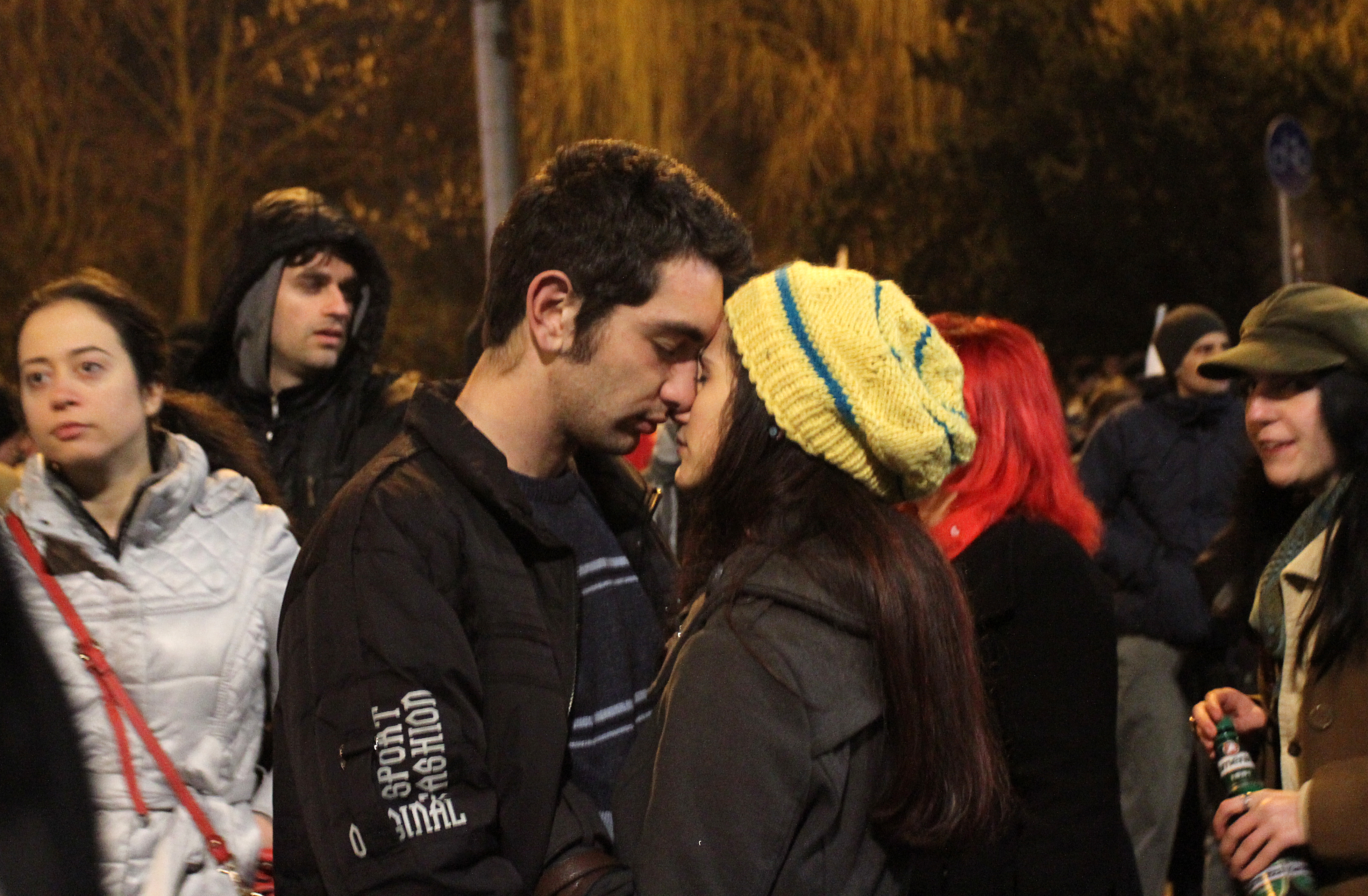 Протестиращи свалиха маските на провокатори