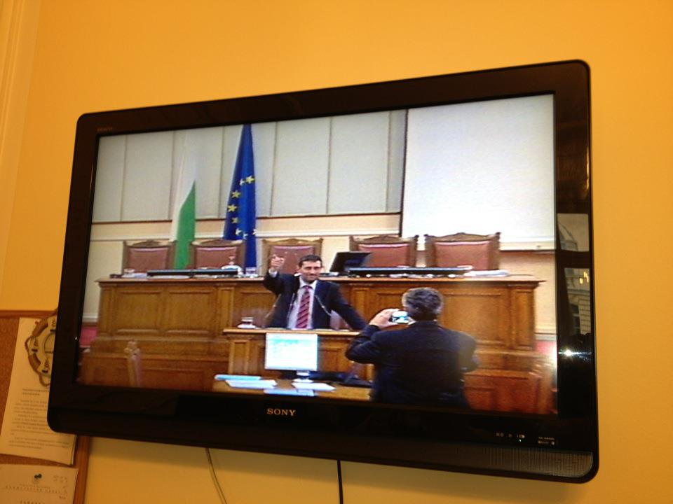 Депутатите го удариха ”на уволнение”, снимат се за последно в НС