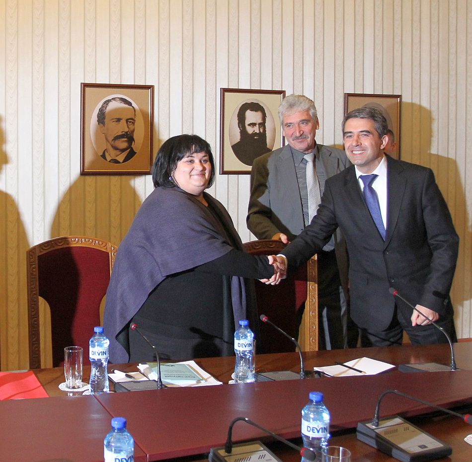 Партиите влязоха на консултации при президента