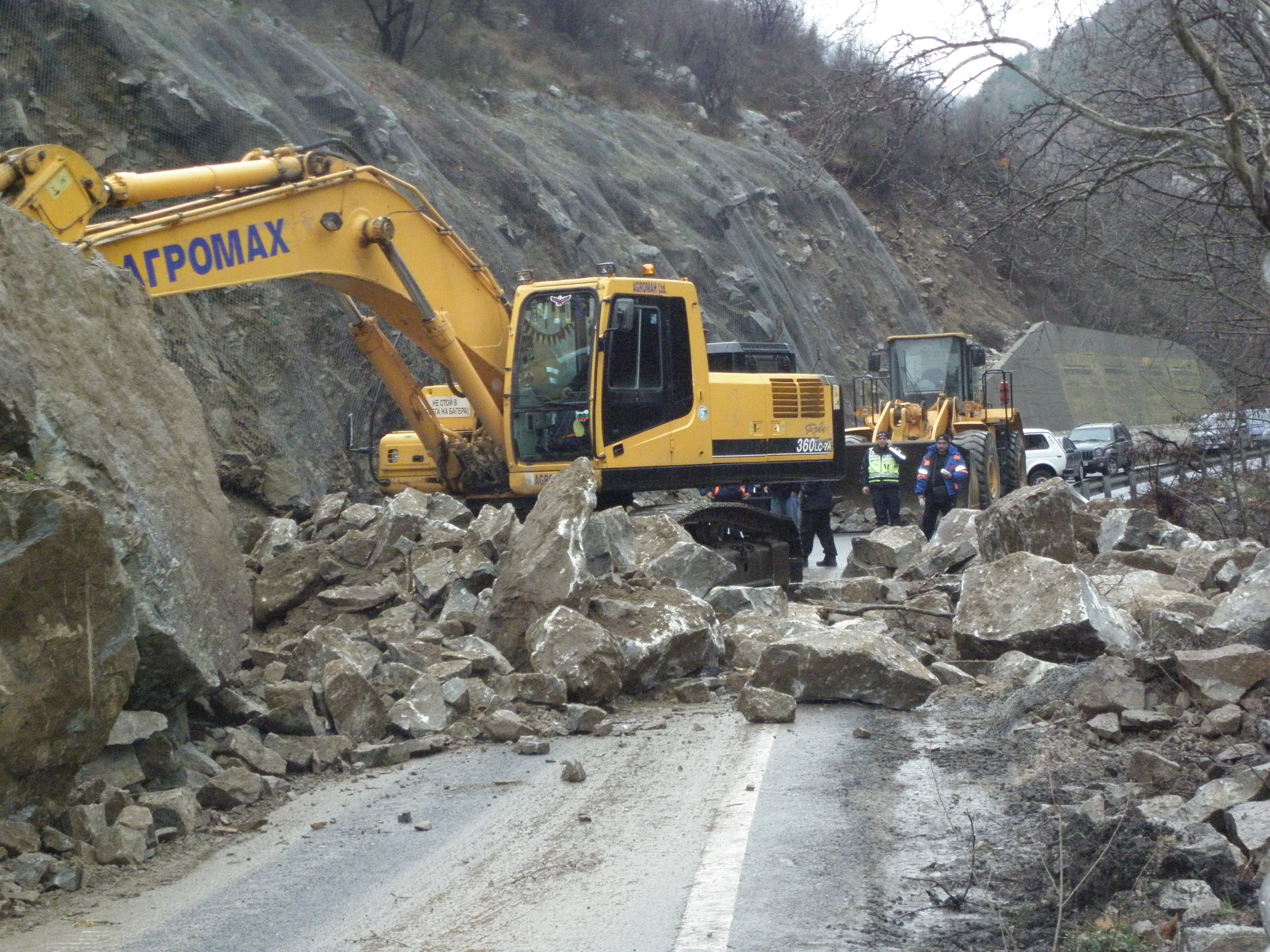 Хора останаха блокирани часове на пътя за Гърция заради паднали скали