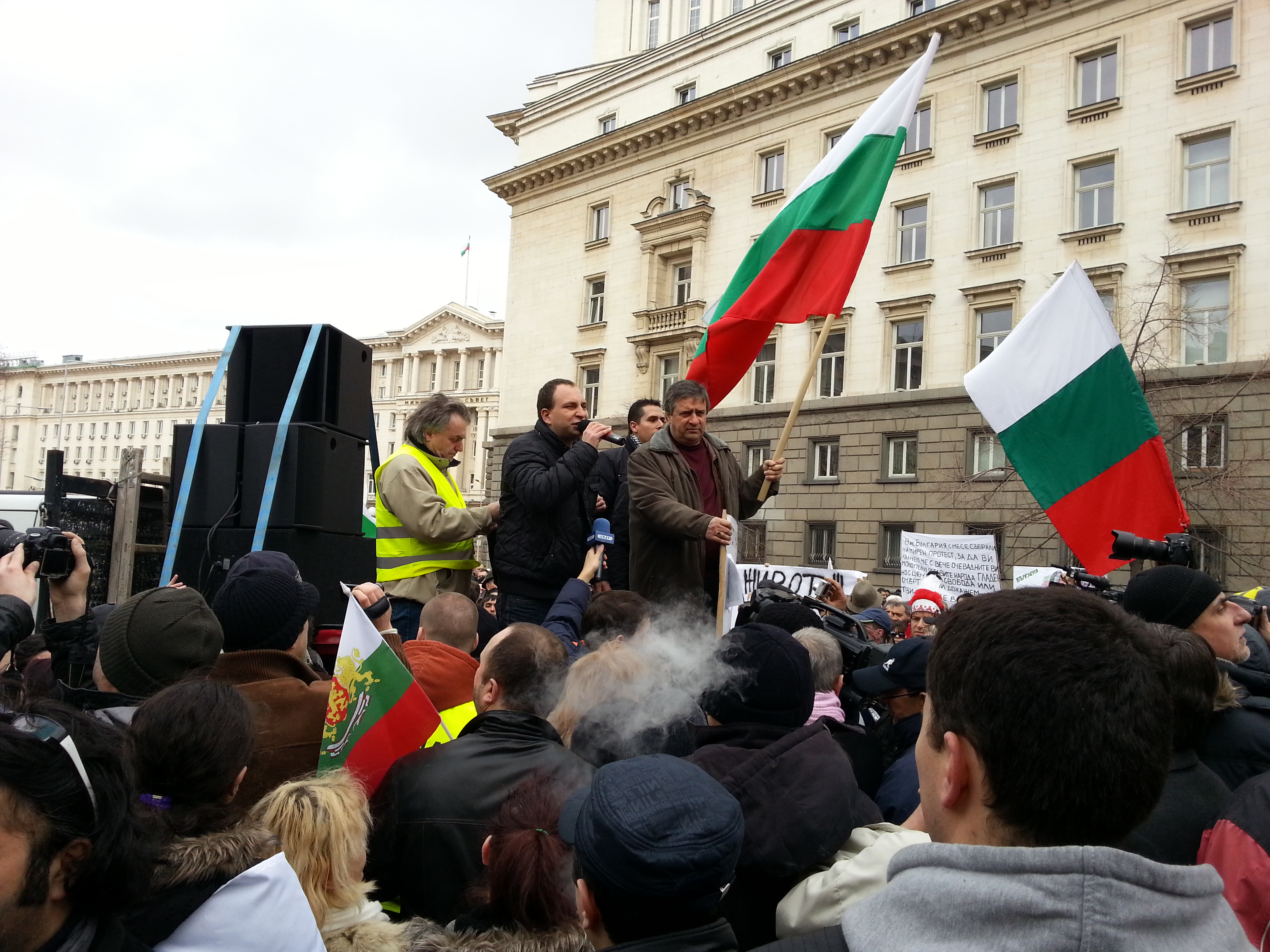 Десетки хиляди протестираха в страната, жандармеристи свалиха щитове