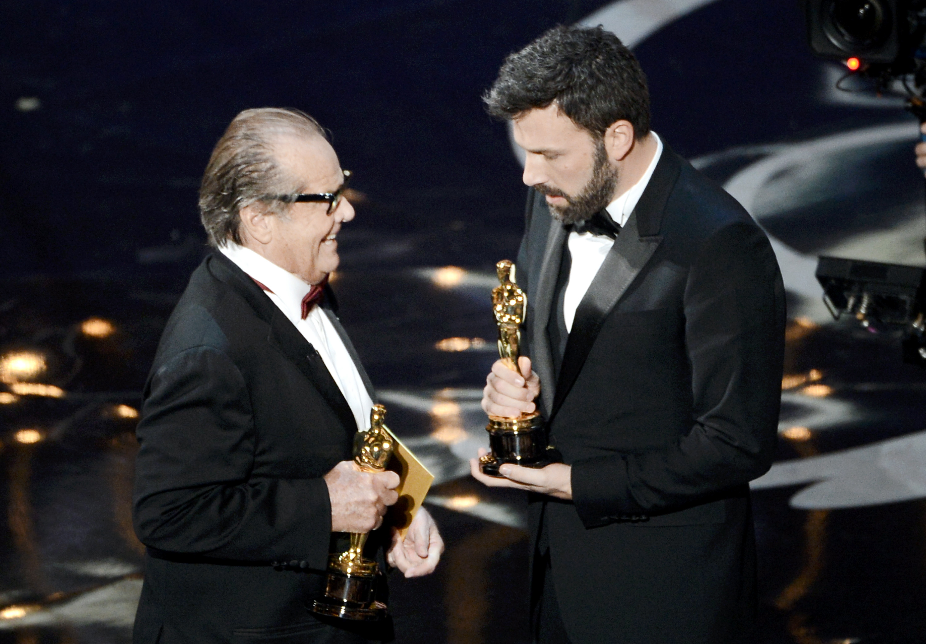Джак Никълсън връчва наградата за Най-добър филм на Бен Афлек