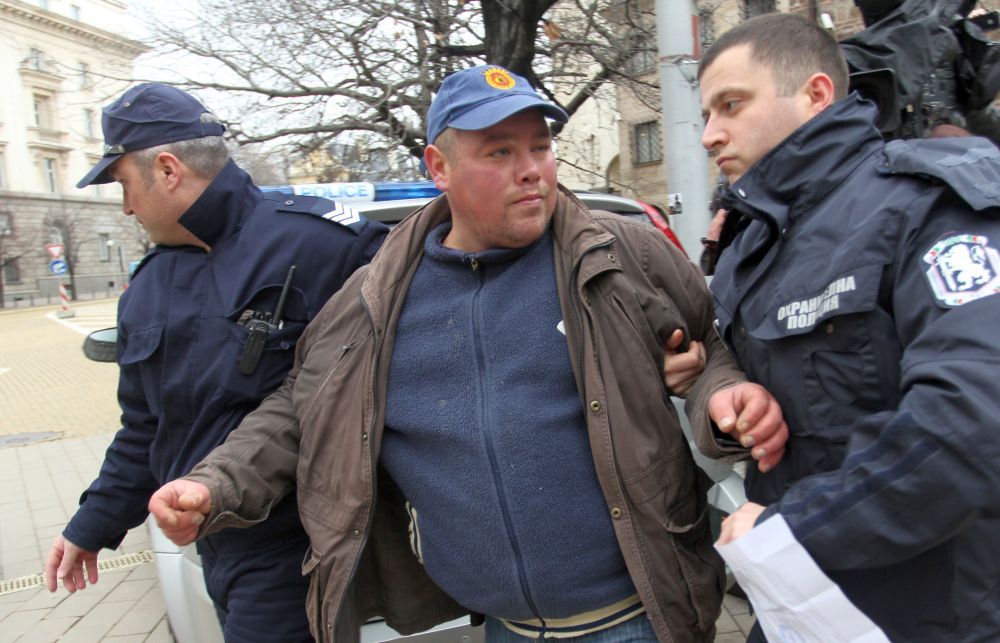 Пиян с пистолет пред ”Дондуков”2: Бих застрелял президента