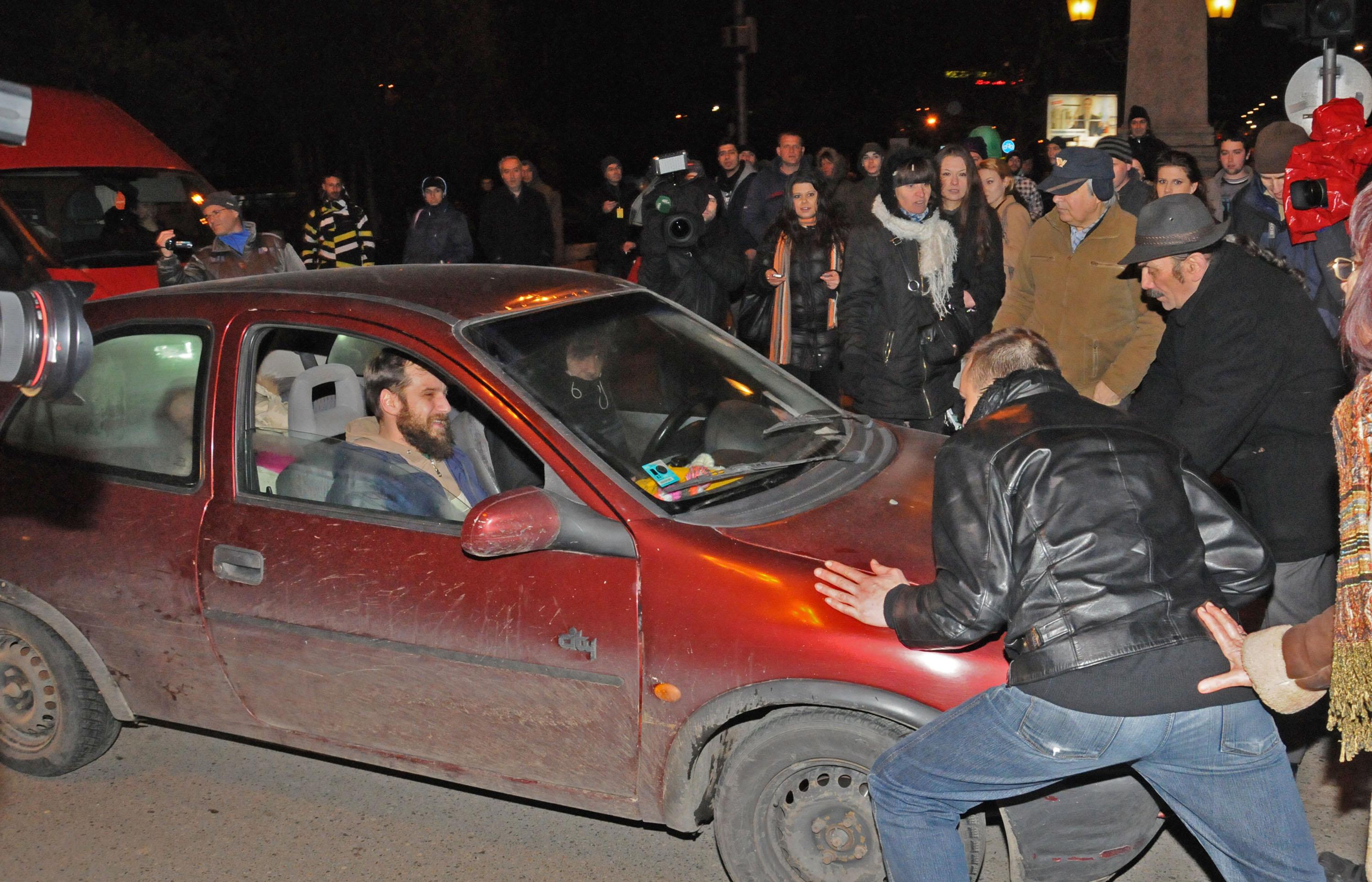 Водач на лек автомобил ”Опел Корса” блъсна един от протестиращите на Орлов мост