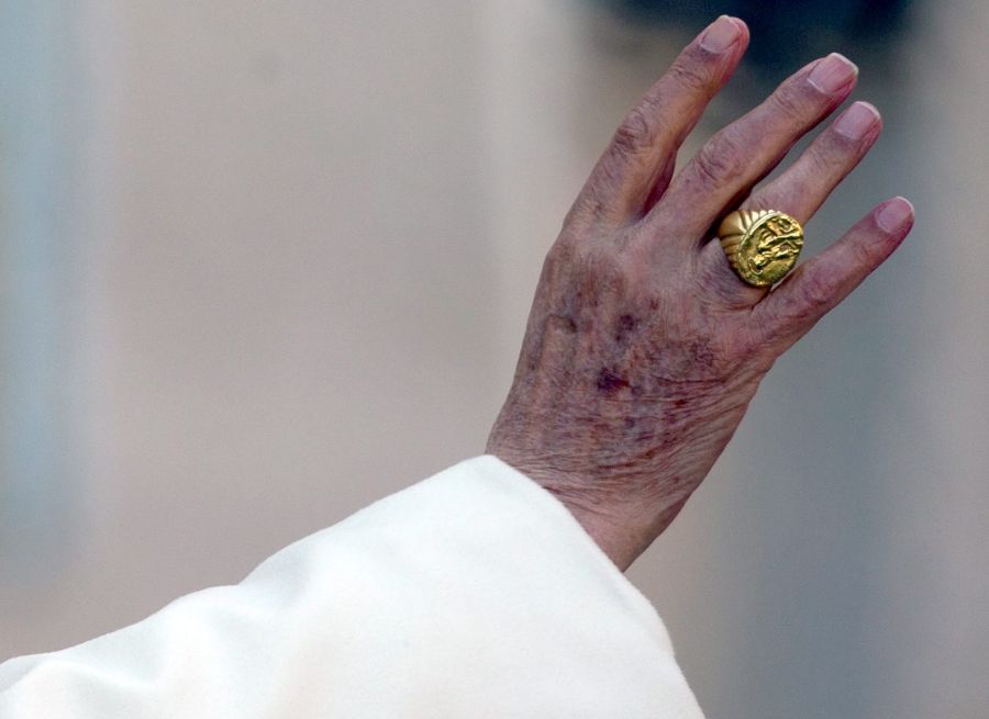 Папския пръстен с печата ще бъде унищожен след края на понтификата на Бенедикт XVI