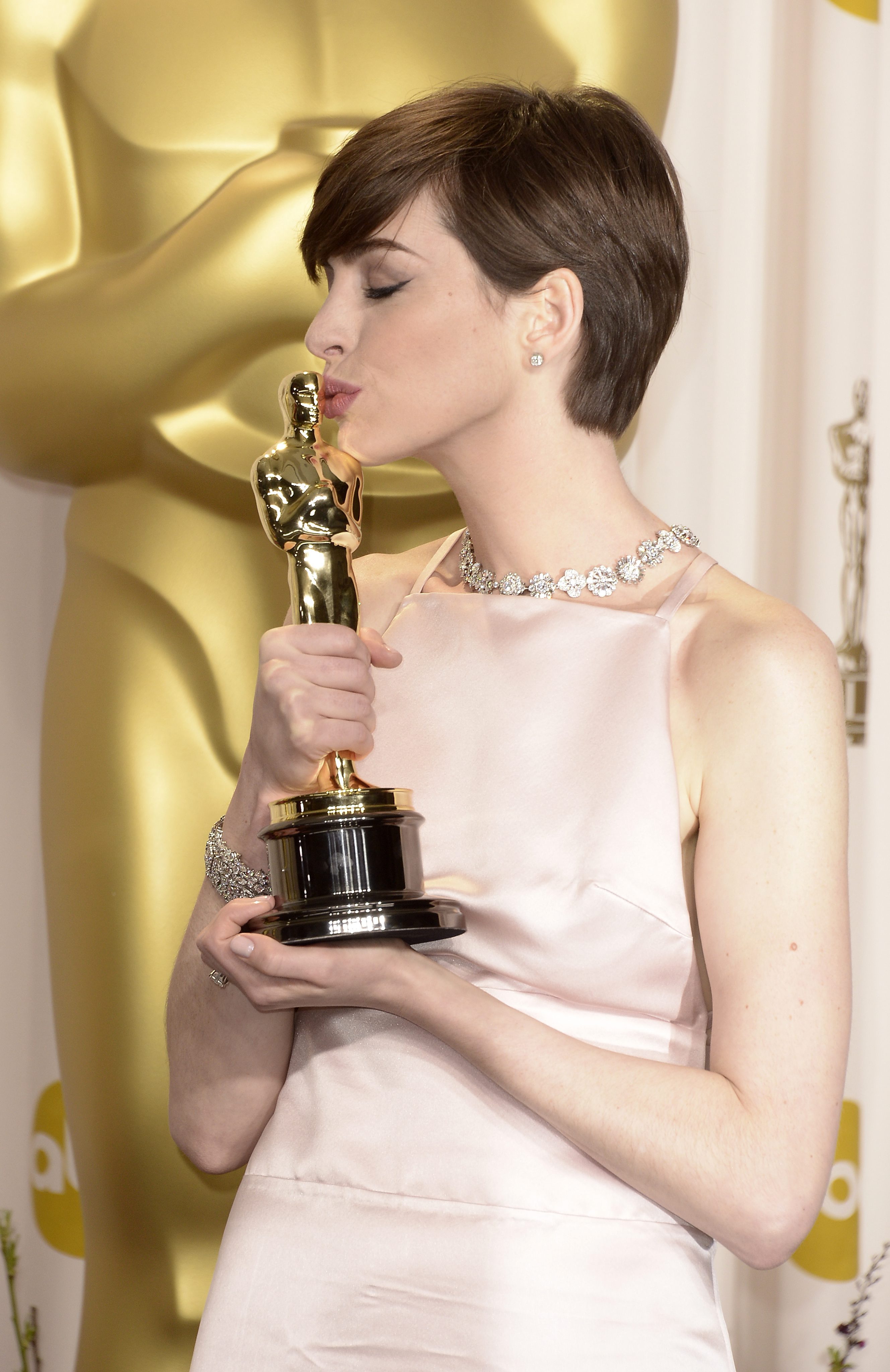 Ан Хатауей се извини за роклята си от Оскарите