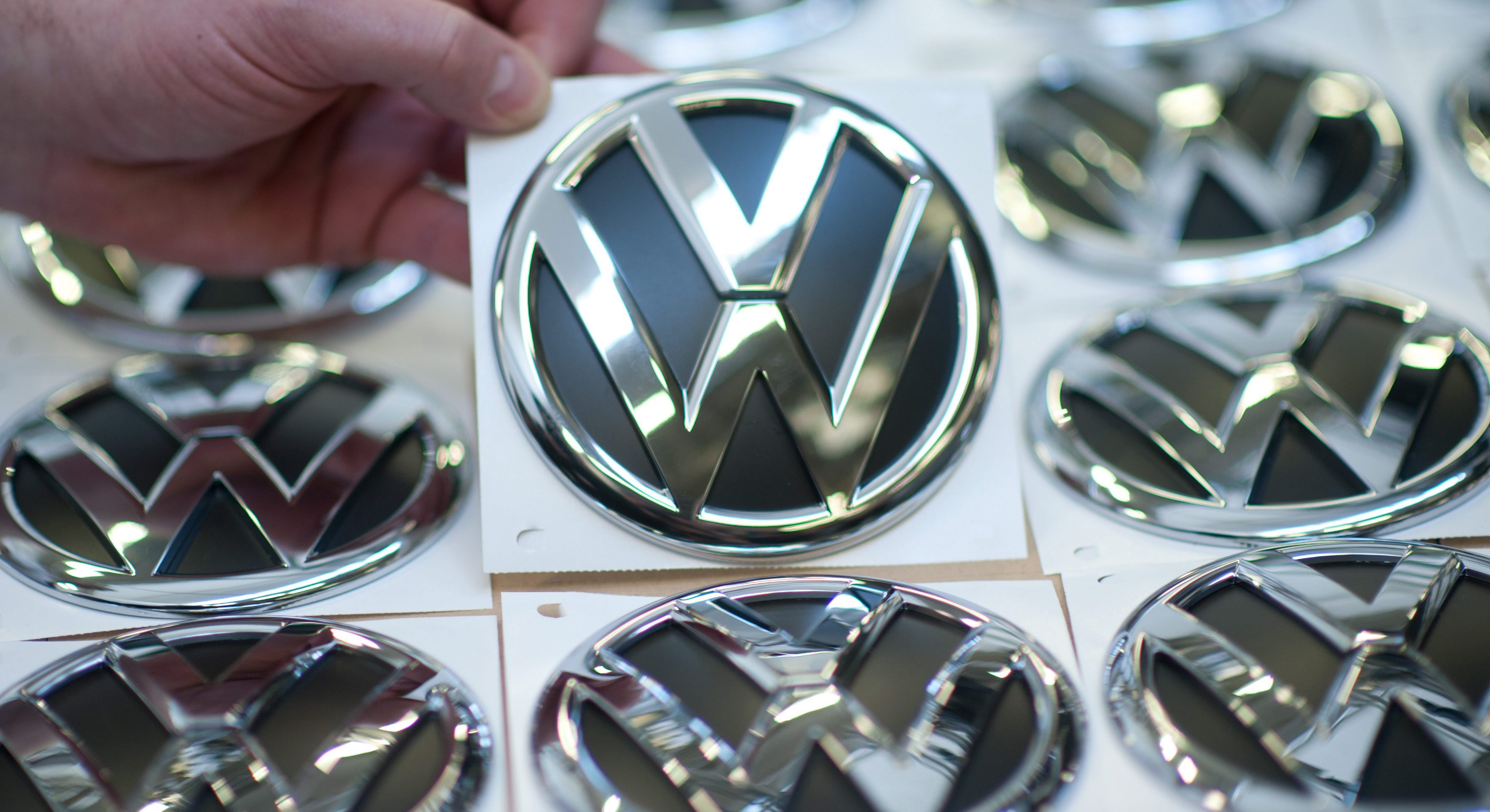 Скандалът с манипулираните данни за вредните емисии на газове навреди на имиджа на Volkswagen
