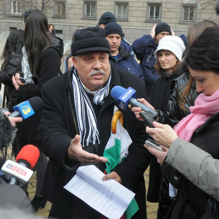 Пловдивчанинът Ашим Асанов стоя около 40 минути пред сградата заедно със съпругата си Тенур