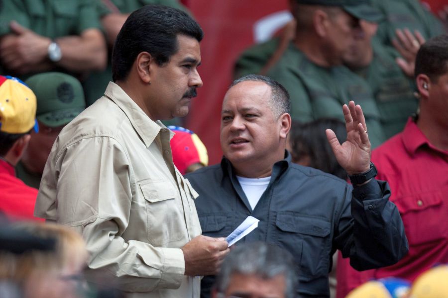Вицепрезидентът на Венецуела Николас Мадуро (вляво)
