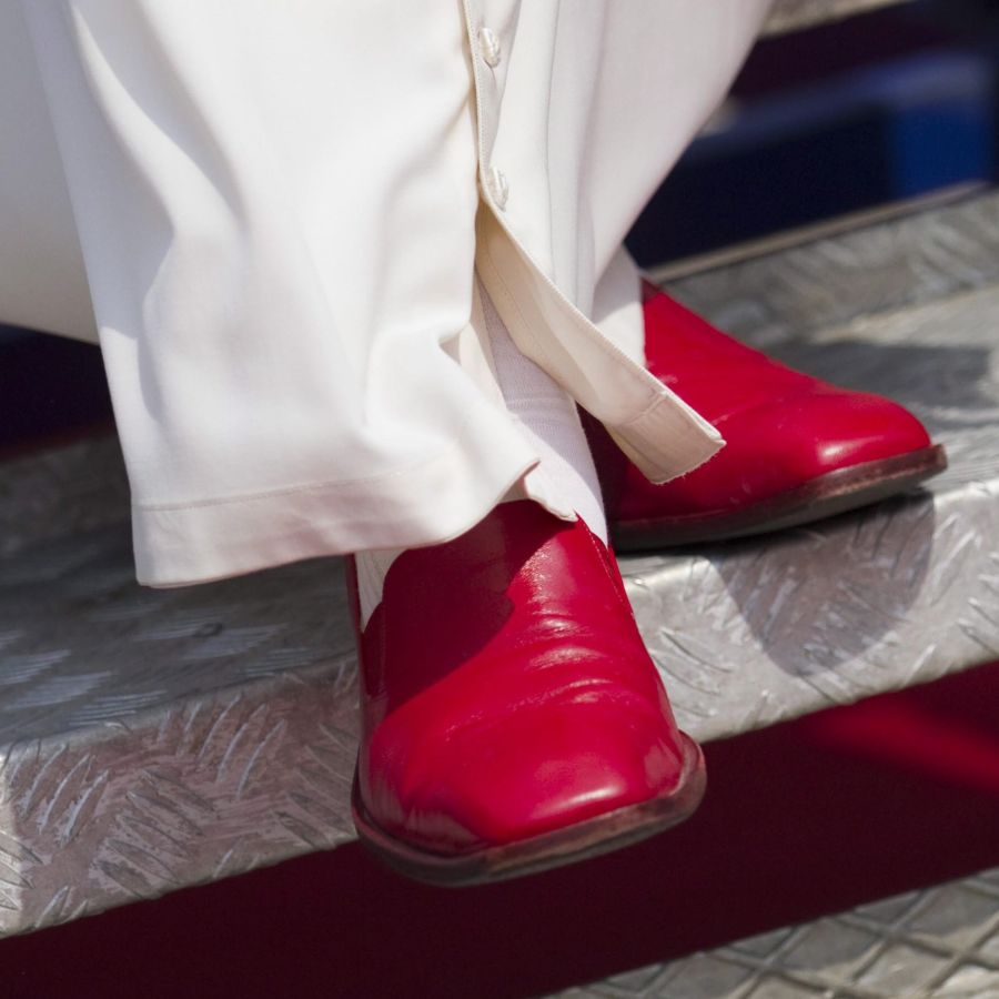 Бенедикт XVI няма да носи червените обувки, символ на мъченичеството за Църквата