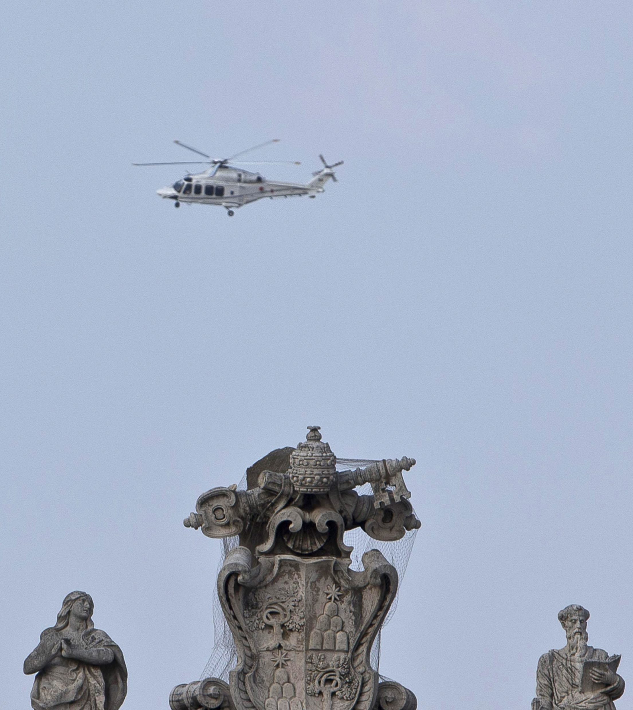 Бенедикт XVI напусна Ватикана с хеликоптер, Светият престол остана празен