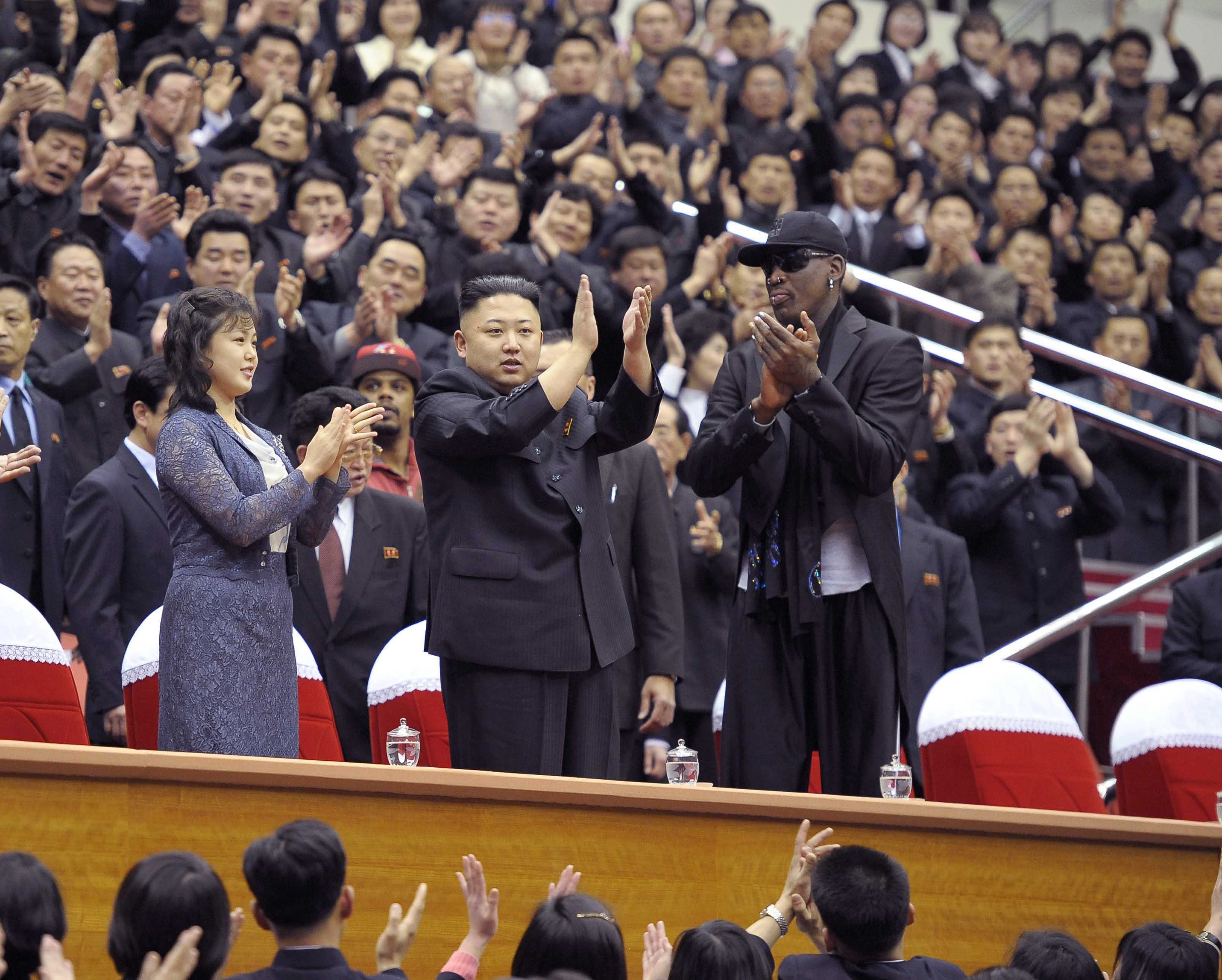 По време на посещението си Денис Родман гледа баскетболен мач заедно със севернокорейския лидер