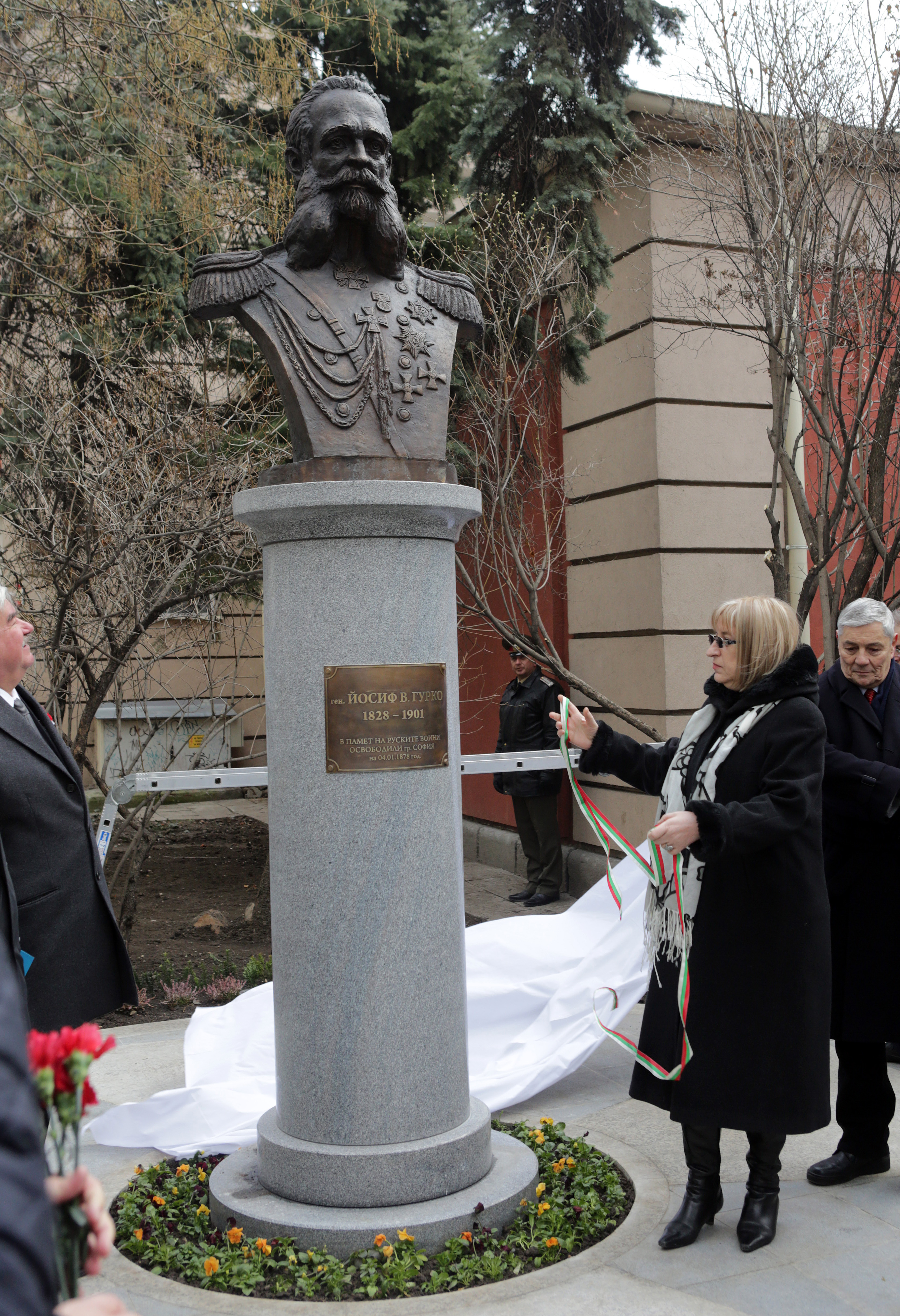 Паметникът бе открит от Цецка Цачева и посланика на Русия в България Н.Пр. Юрий Исаков.