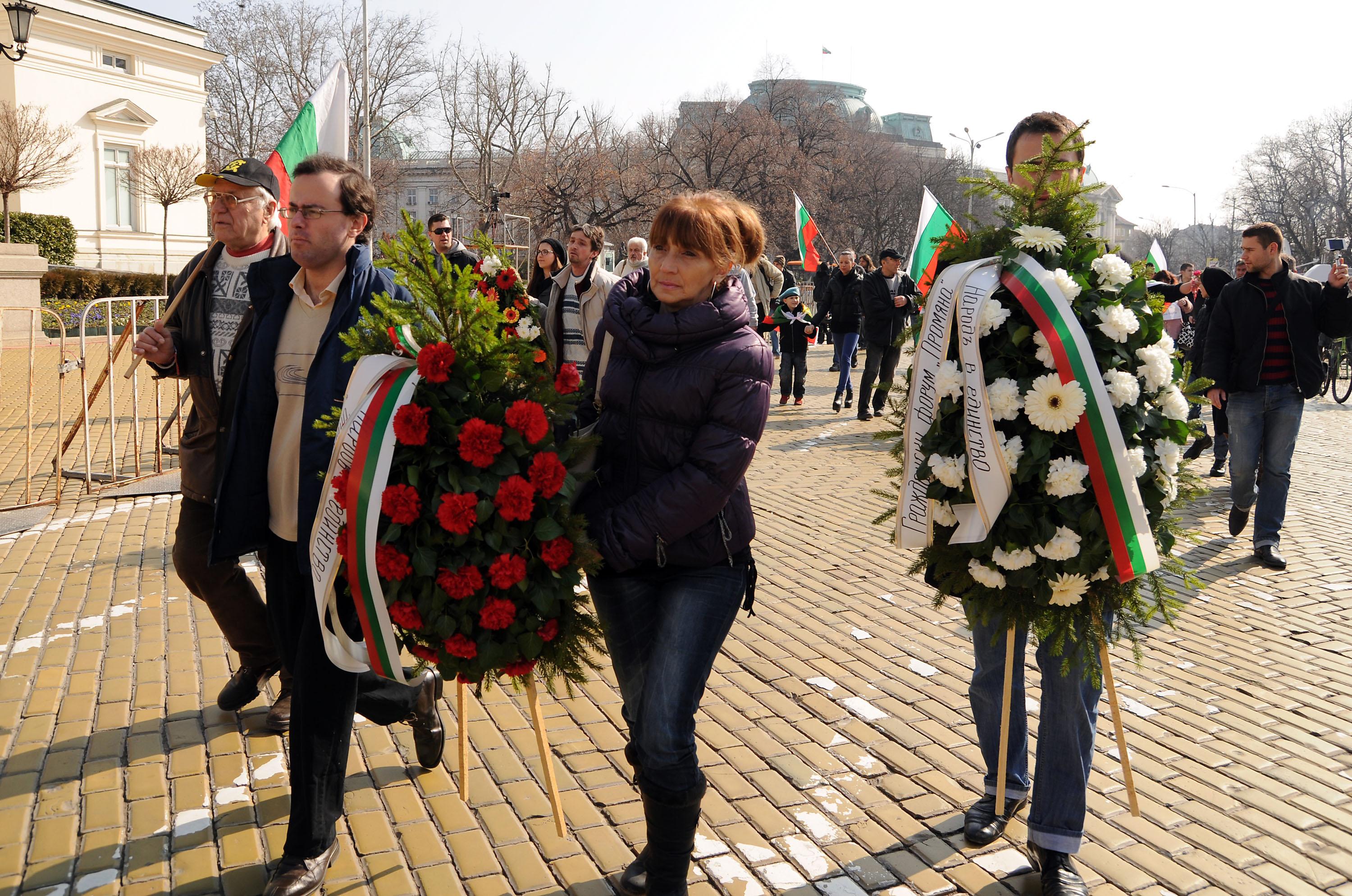 Протестиращите в София поднасоха венци пред паметника на Цар Освободител