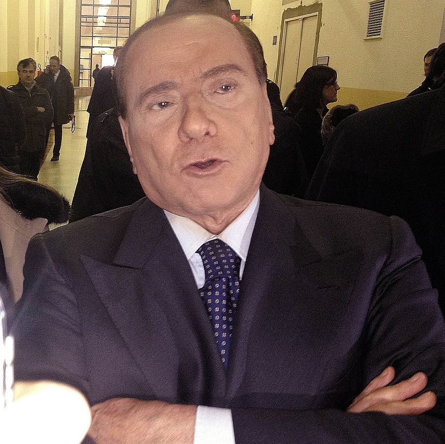 Силвио Берлускони беше  обвинен в злоупотреба с власт и платен секс с непълнолетна