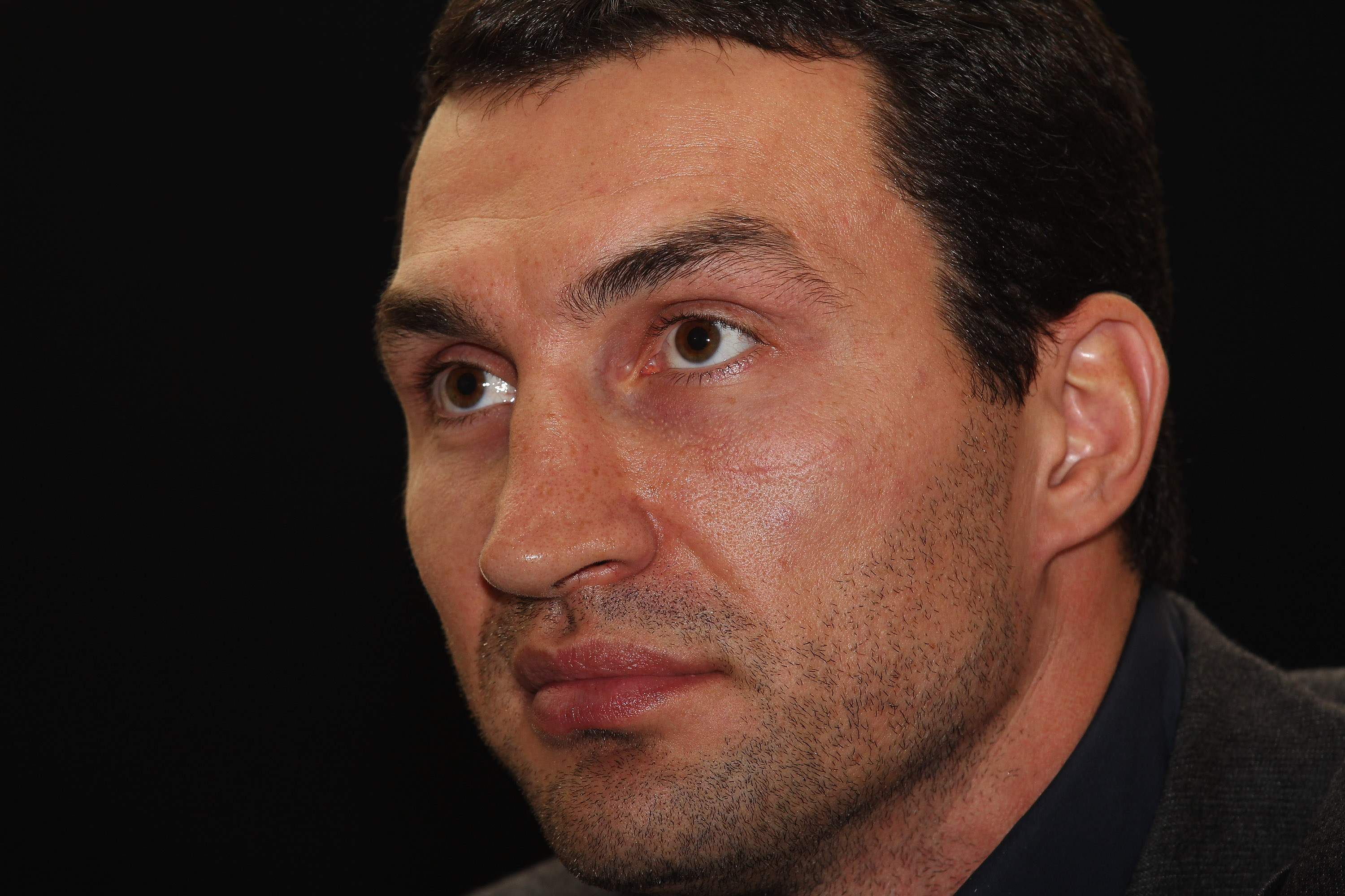 Владимир Кличко има контузия на ръката, поради което мачът му с Кубрат Пулев бе отменен