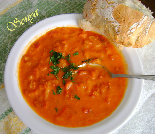 Доматена супа със сирене и печени чушки