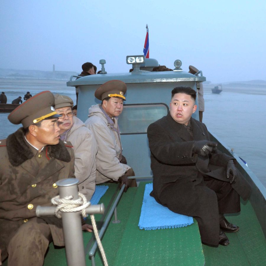 Северна Корея изстреля 25 ракети с малък обсег