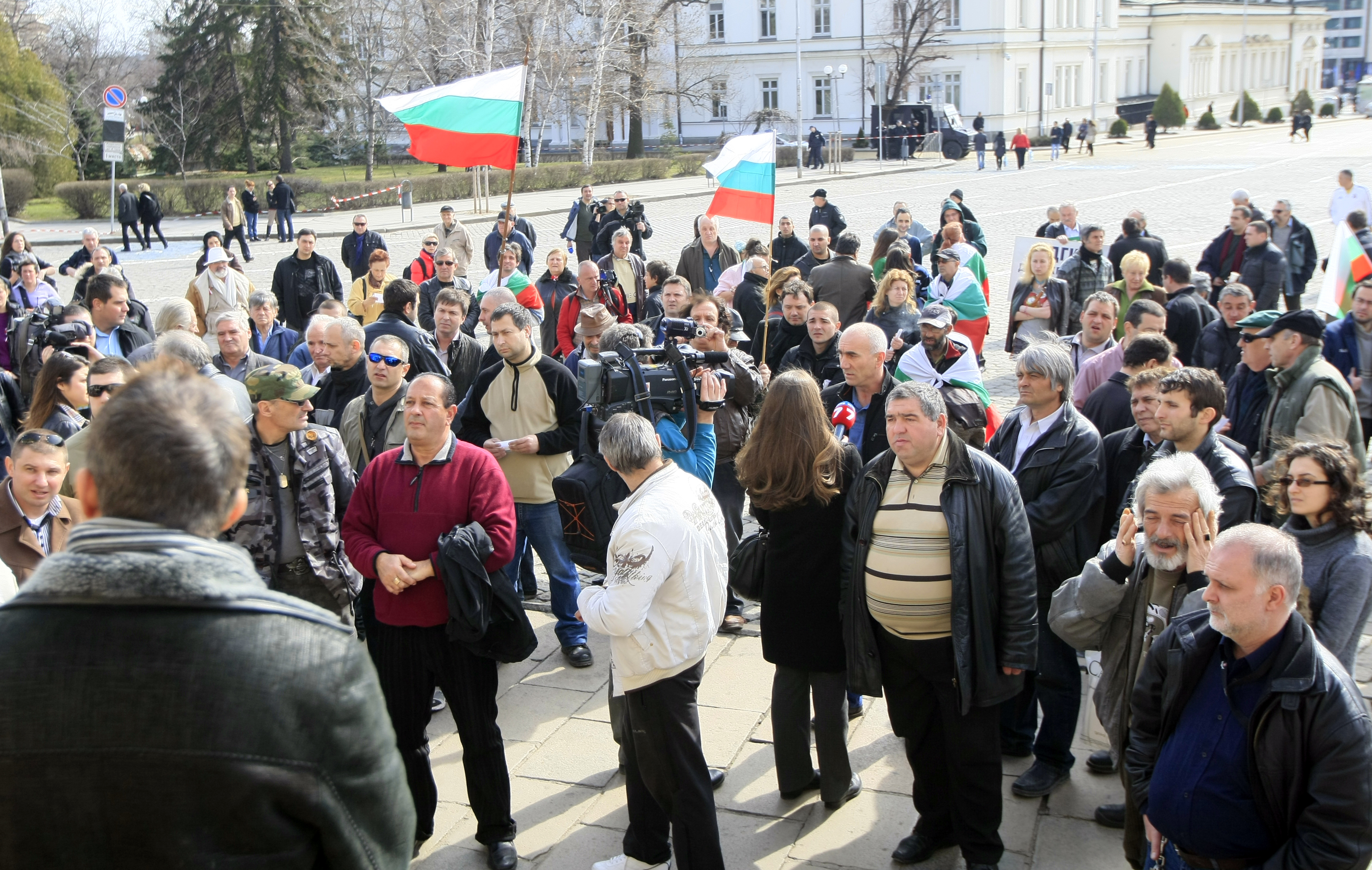 Десетки хора дойдоха на учредяването на гражданско движение ”Орлов мост - за промяна”.