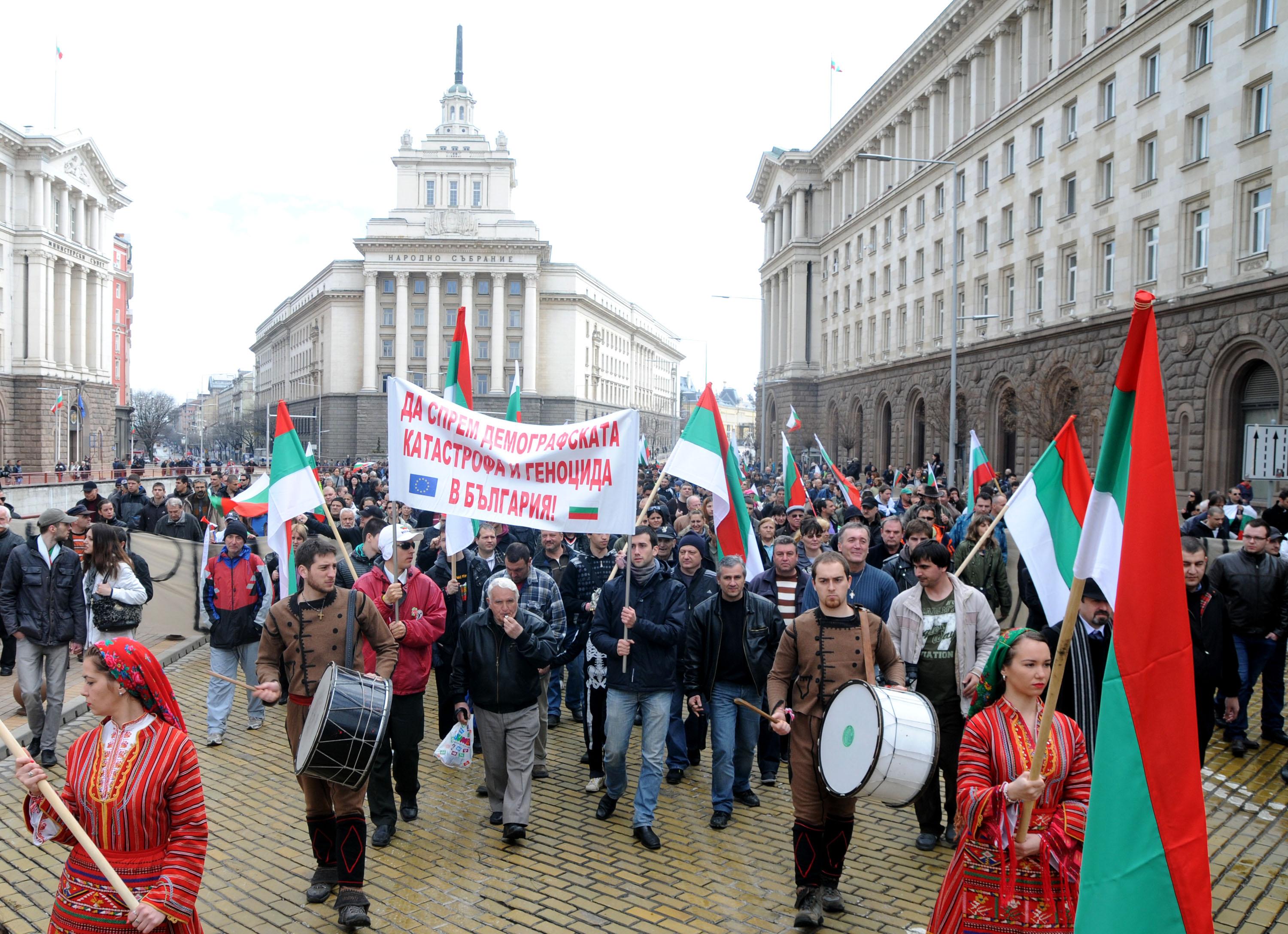 Три лъча протестиращи се събраха на днешния протест в София