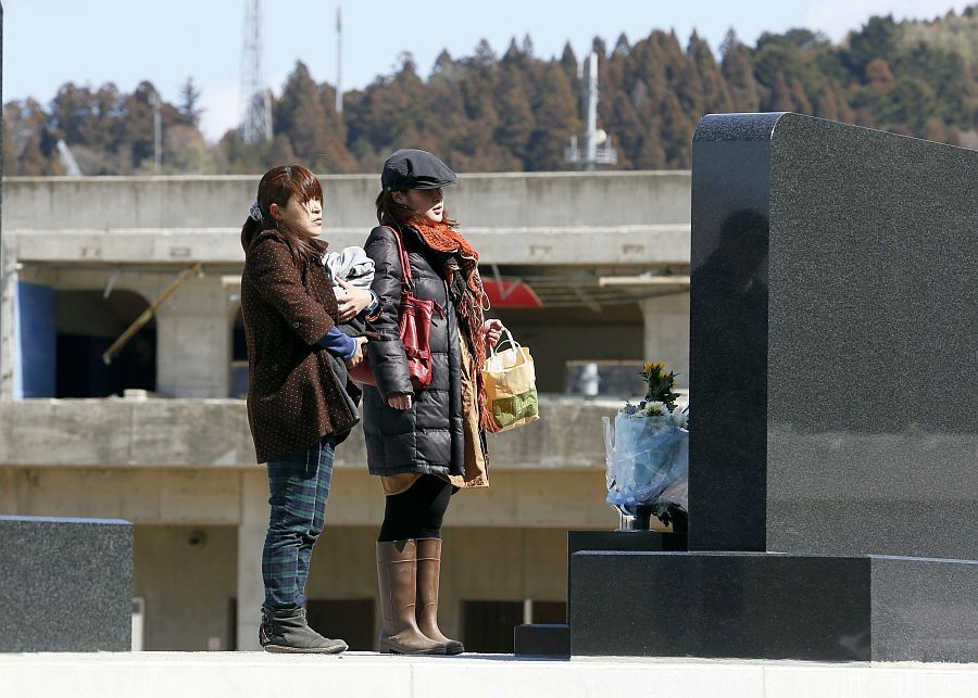 Цяла Япония запази минута мълчание в 14.46 ч. (7.46 ч. българско време)