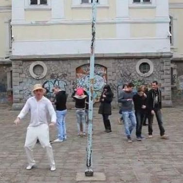 Учителят Христо Данев танцува ”Харлем шейк” с учениците си и засне видеоклип