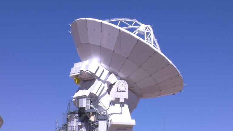 Телескопът ALMA е съставен от 66 силно чувствителни антени, разположени на разстояние до 16 км