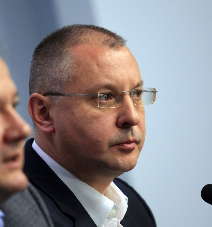 Станишев обвини МВР, че подслушва и следи лидери на протестите