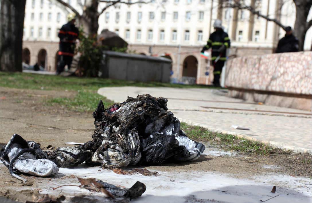 Дрехите на самозапалилия се бяха събрани накуп, а самият той - закаран в ”Пирогов” в тежко състояние