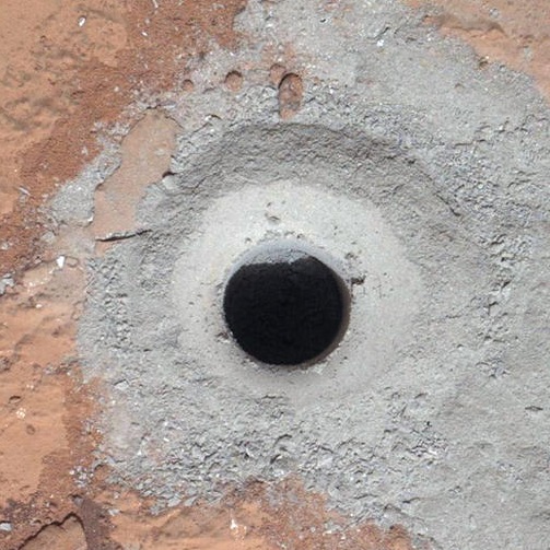 Дупката, която направи ”Кюриосити” в марсианска скала, за да анализира състава й