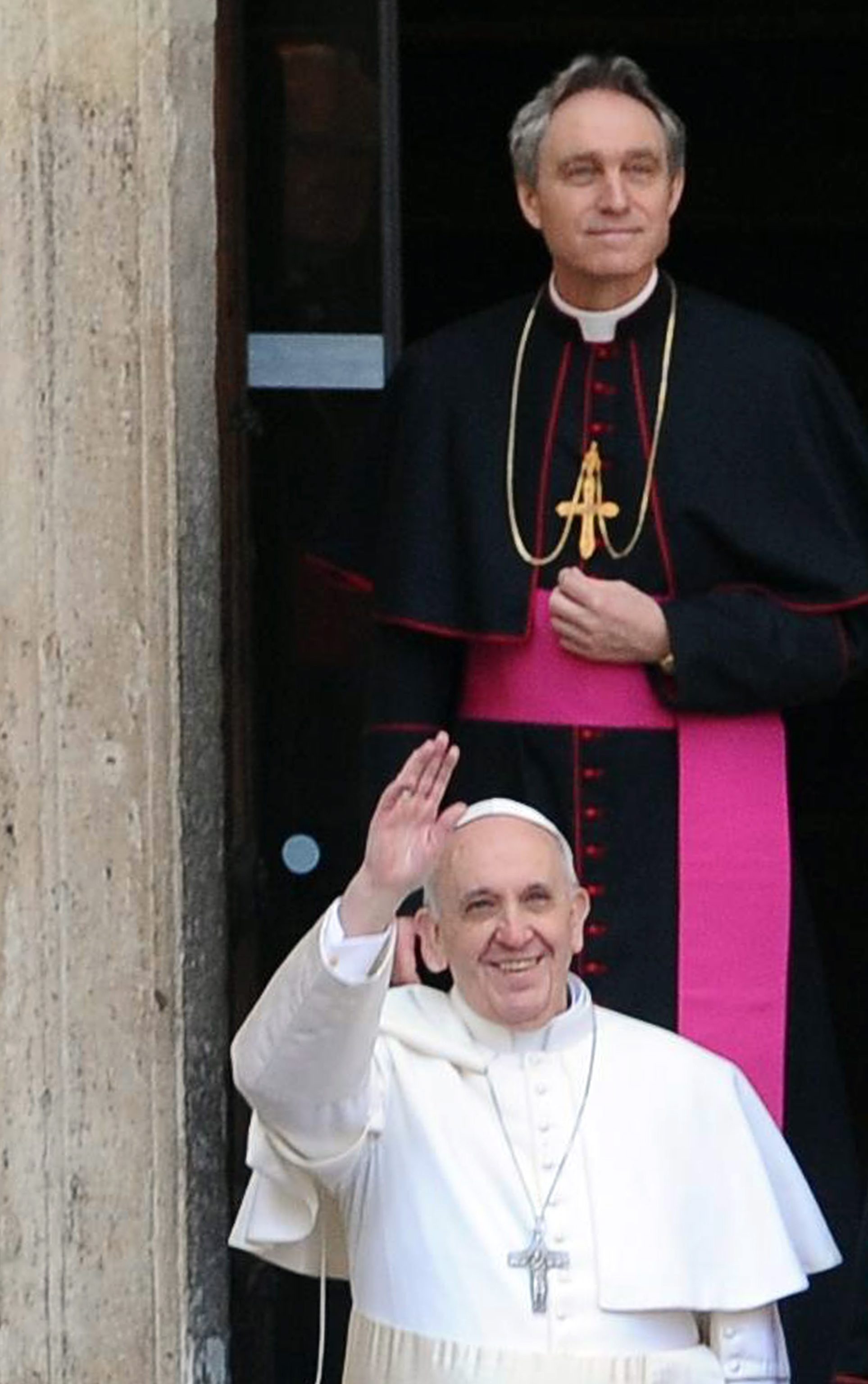 Новият папа Франциск отива на крака до множеството отвъд бариерите