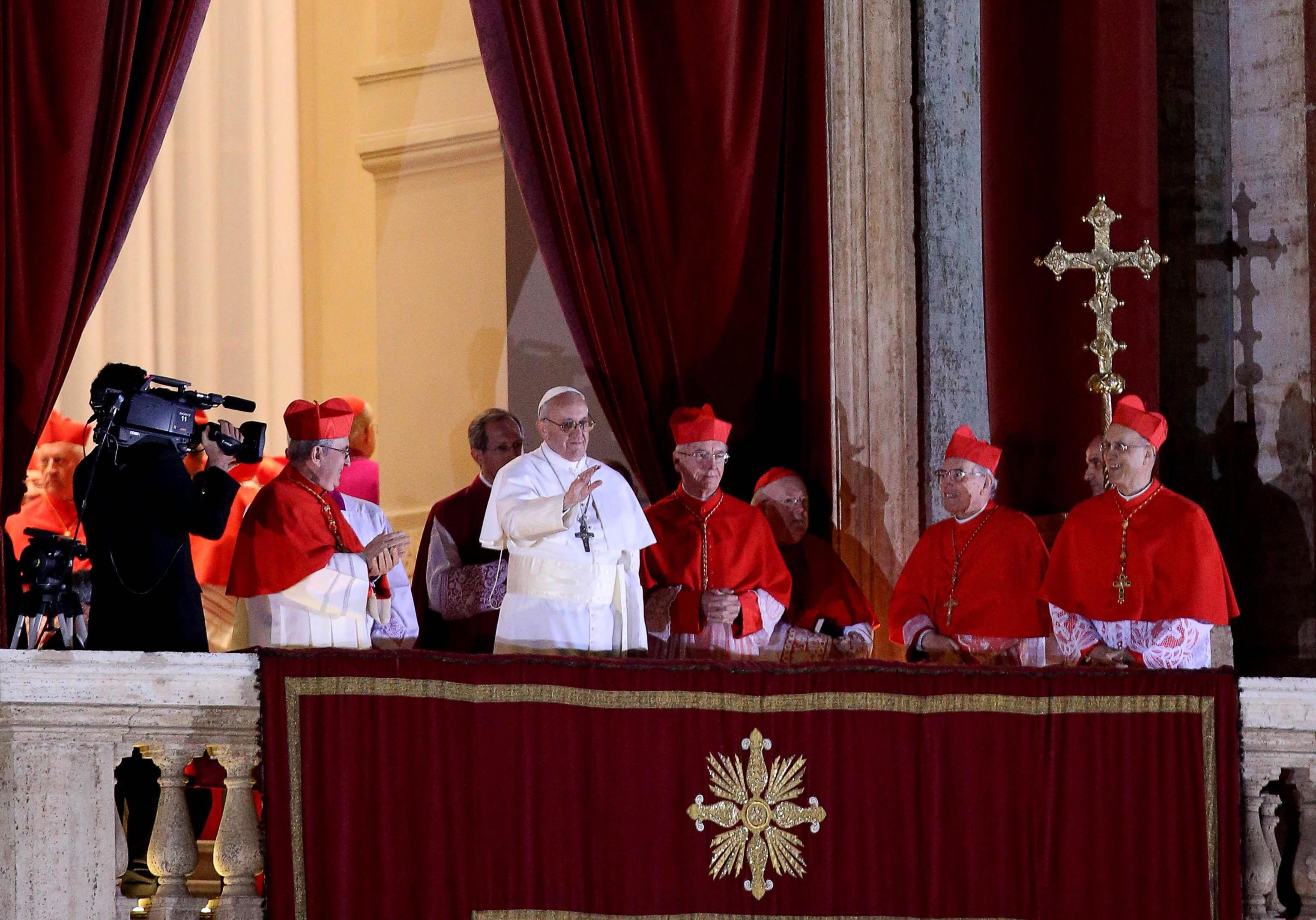 Папа Франциск отправи от балкона на ”Св. Петър” първото си обръщение и благословия към града и света