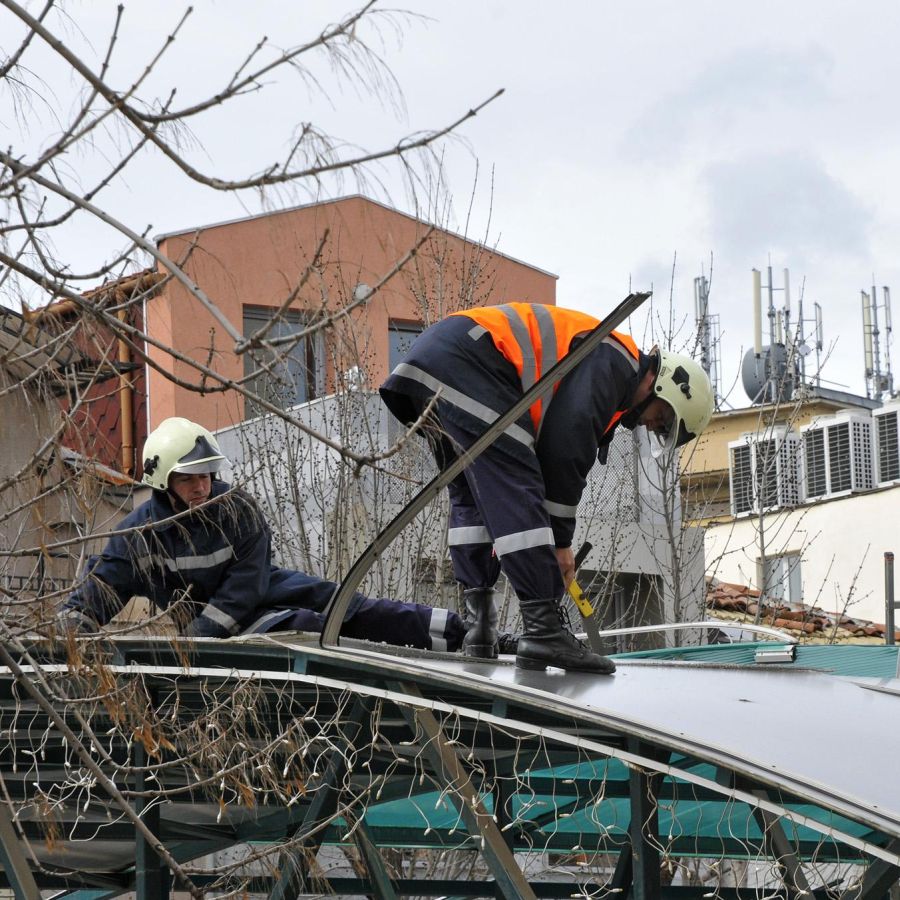 Мощен порив на ураганен вятър изкърти покрива на бивша автошкола и го събори върху къща в Хасково