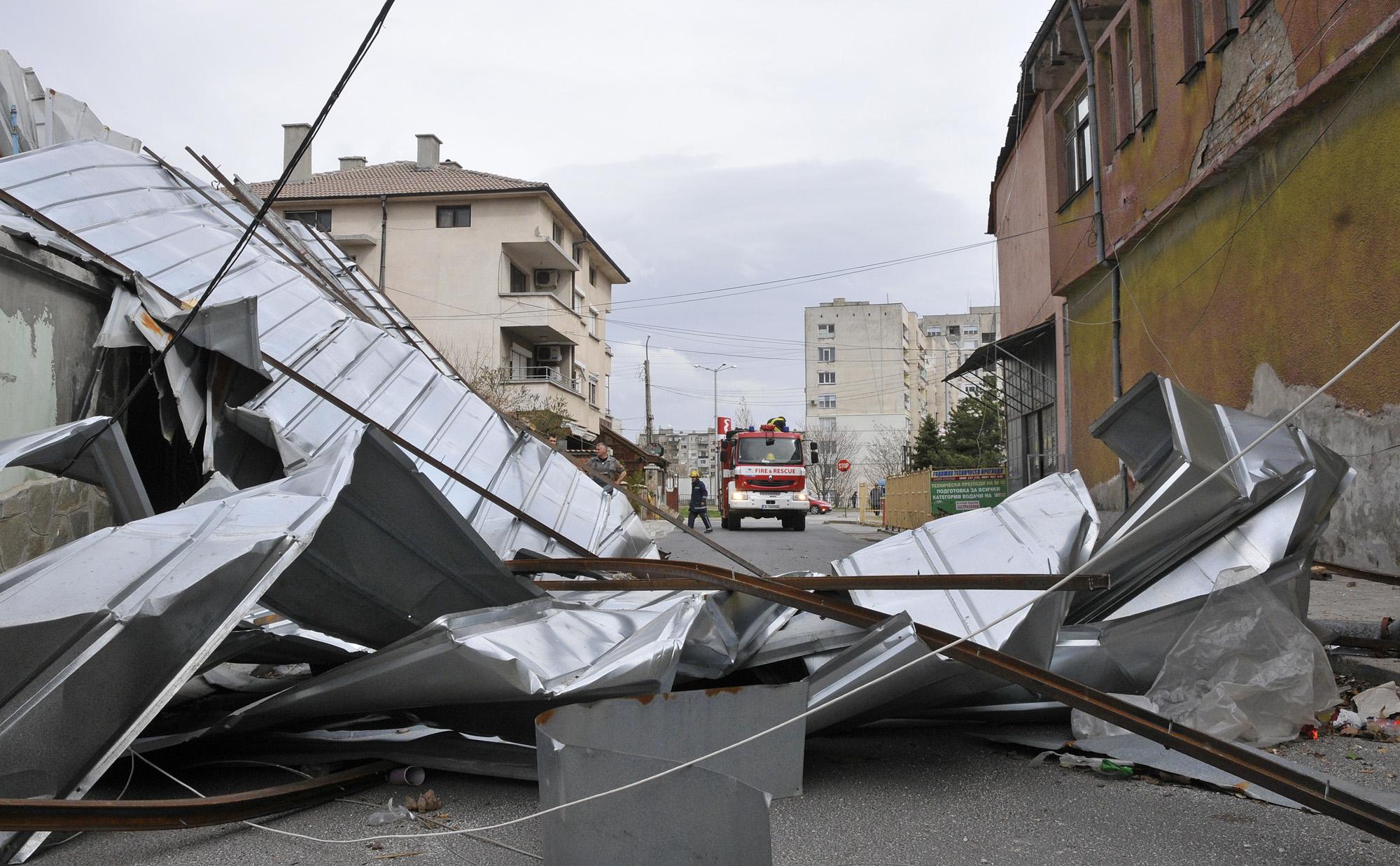 Падналите метални плоскости в Хасково са скъсали всички кабели и са блокирали улицата