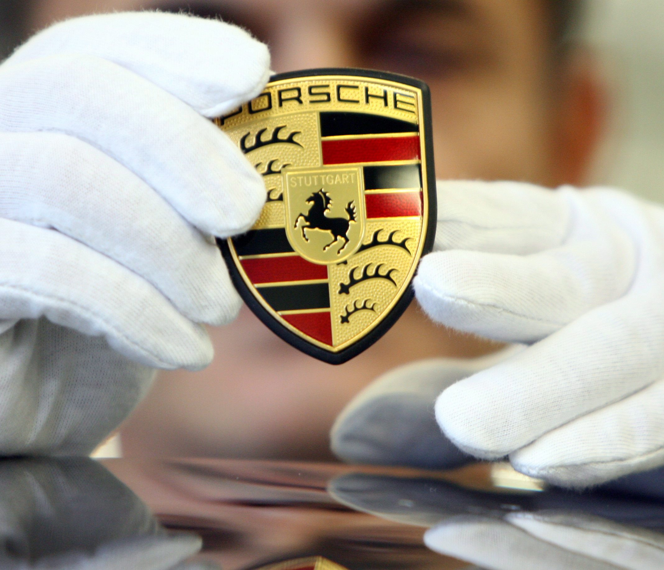 Служителите на Porsche взеха бонус от по 8600 евро