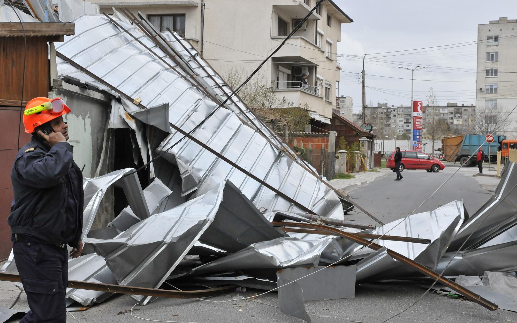 През пролетта ураганен вятър вдигна ламаринен покрив, който се стовари върху къща в Хасково