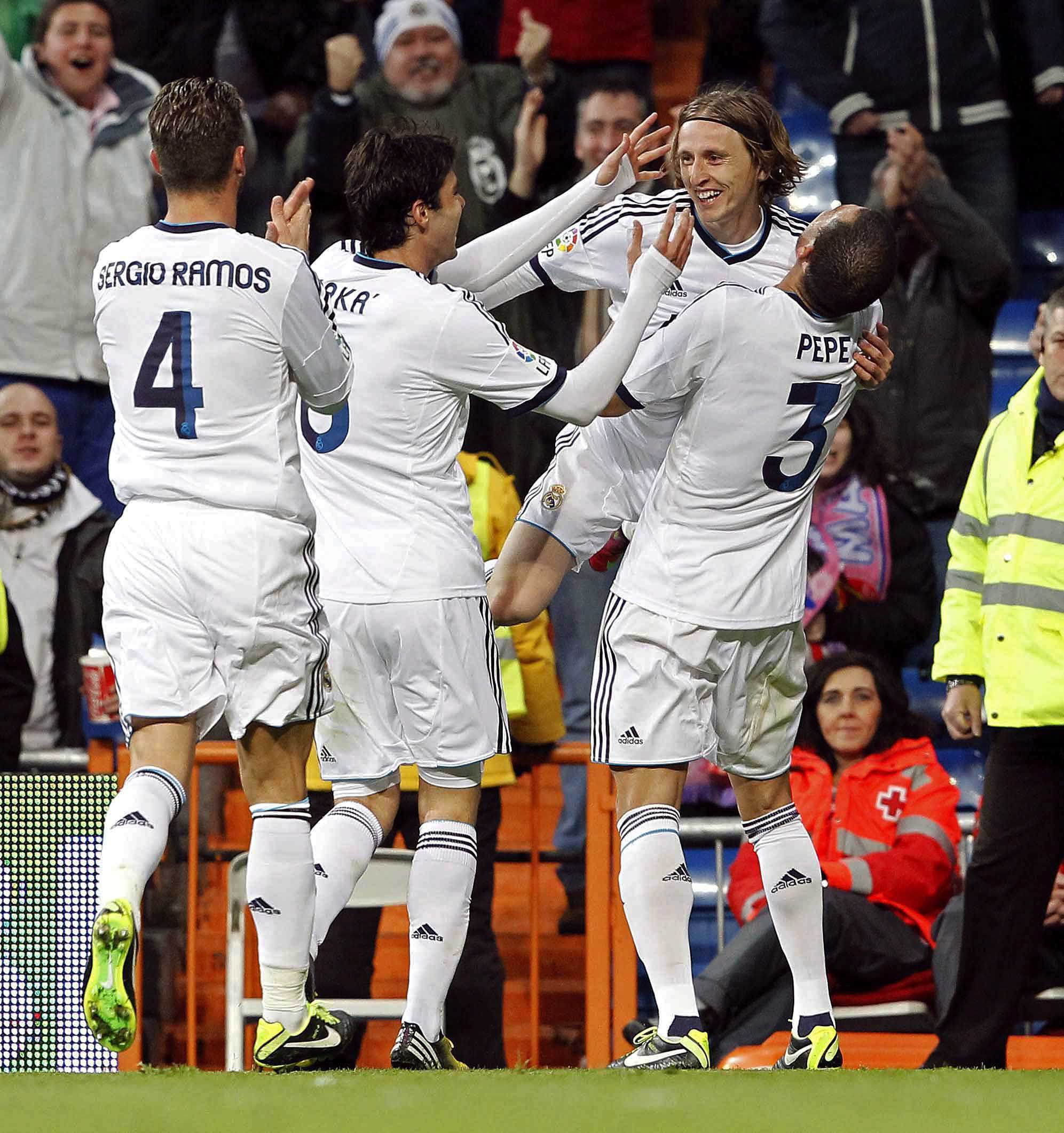 Лука Модрич в прегръдките на съотборниците му от Реал Мадрид