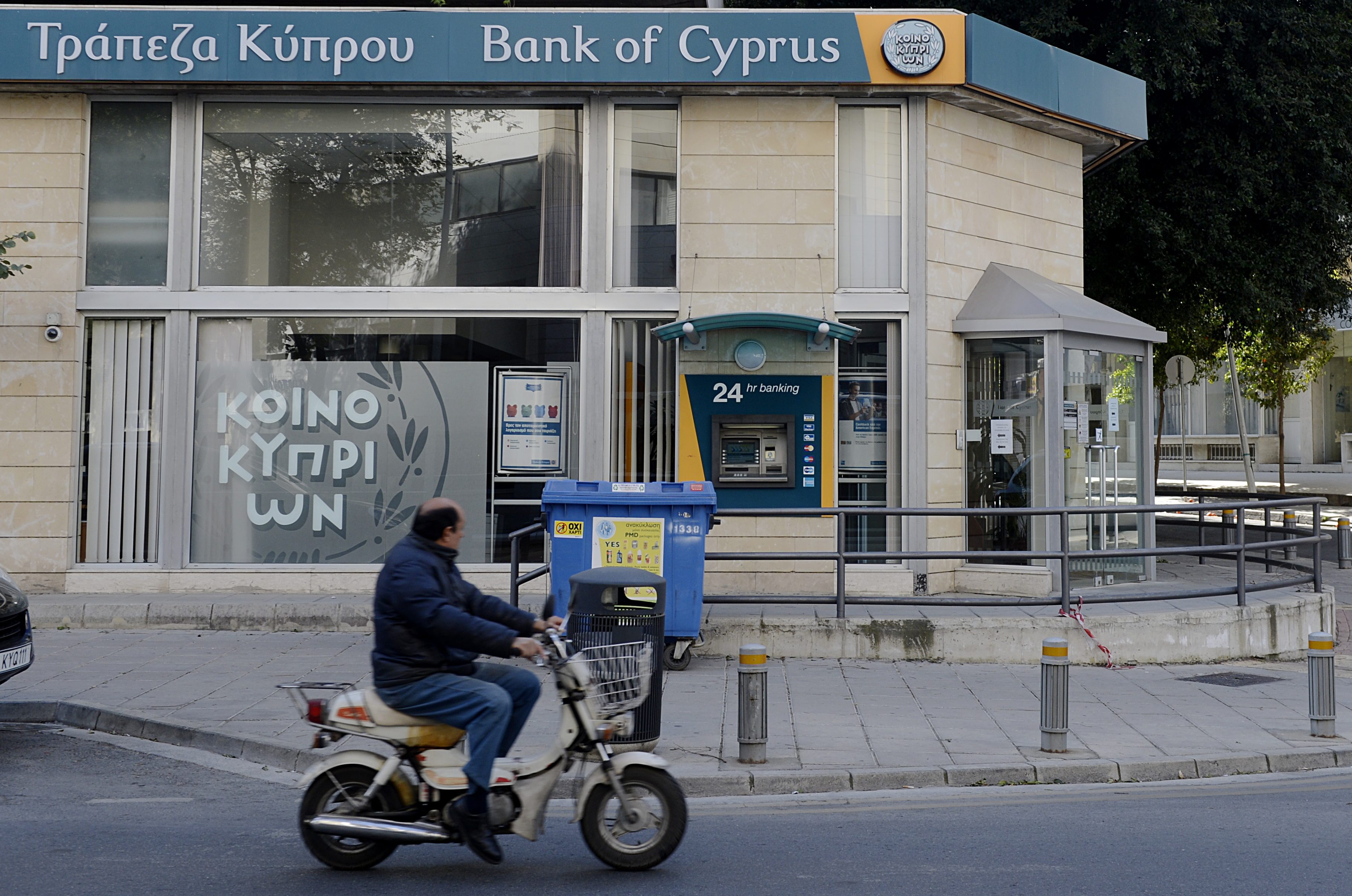 Кипърските банки са затворени от събота, за да се предотврати изтеглянето на пари от тях