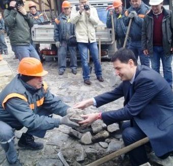 Градоначалникът извика един от работниците и помоли да му покаже как се слагат камъните