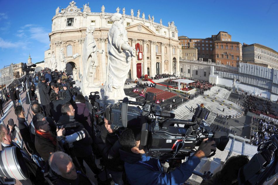 Прегръдките на папата с тълпата притесняват силите за сигурност