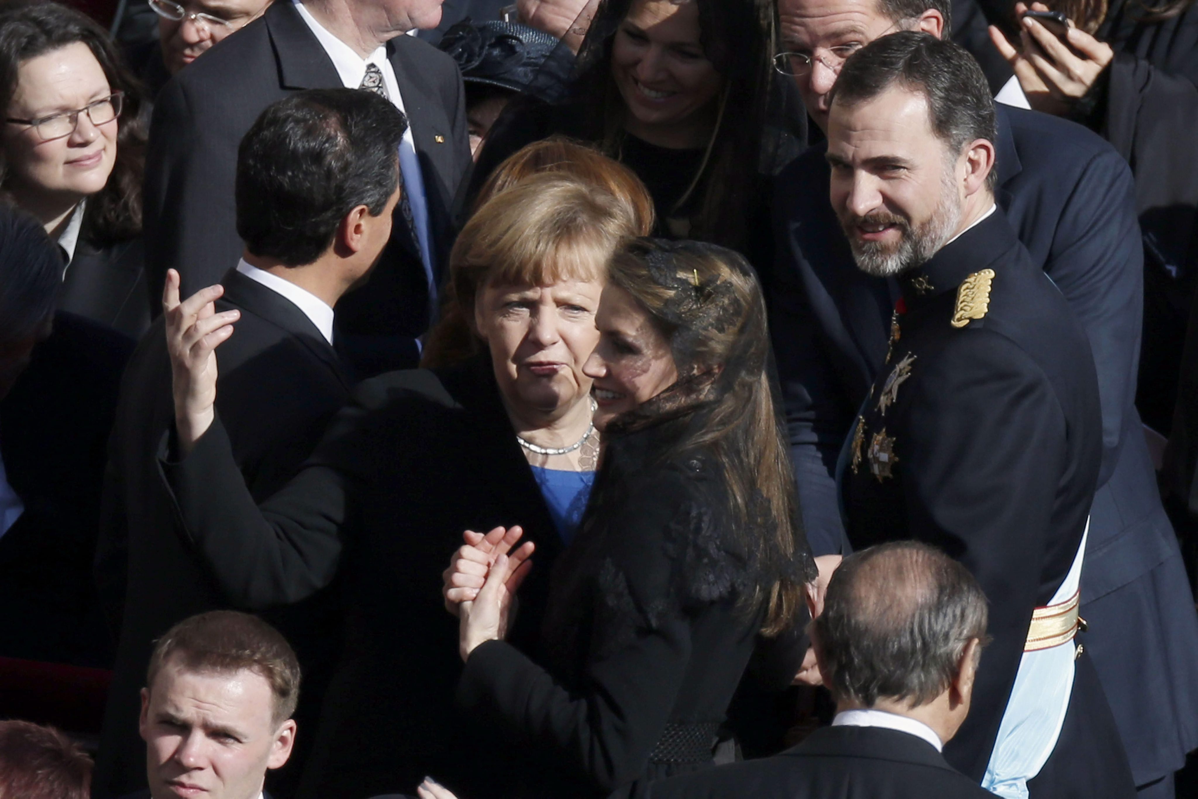 Ангела Меркел разговаря с Летисия (отдясно - Фелипе)