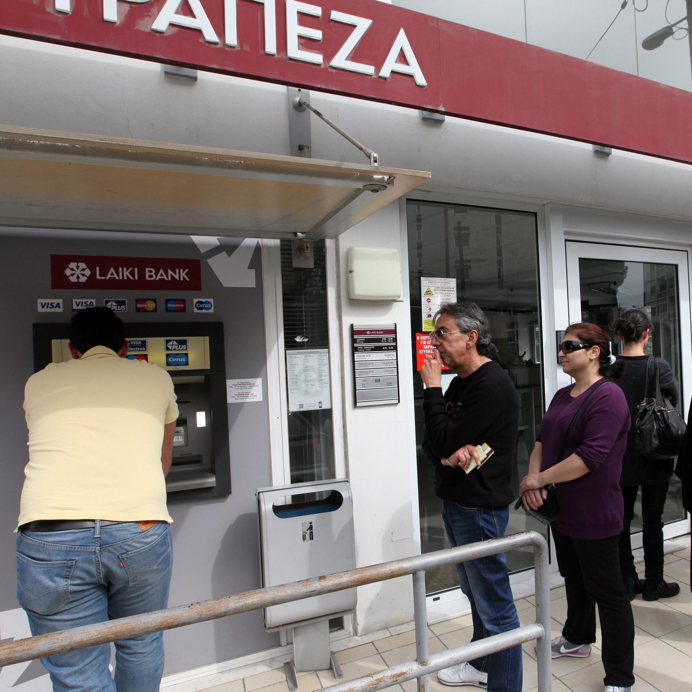 Опашките пред банкоматите в Кипър се увеличиха