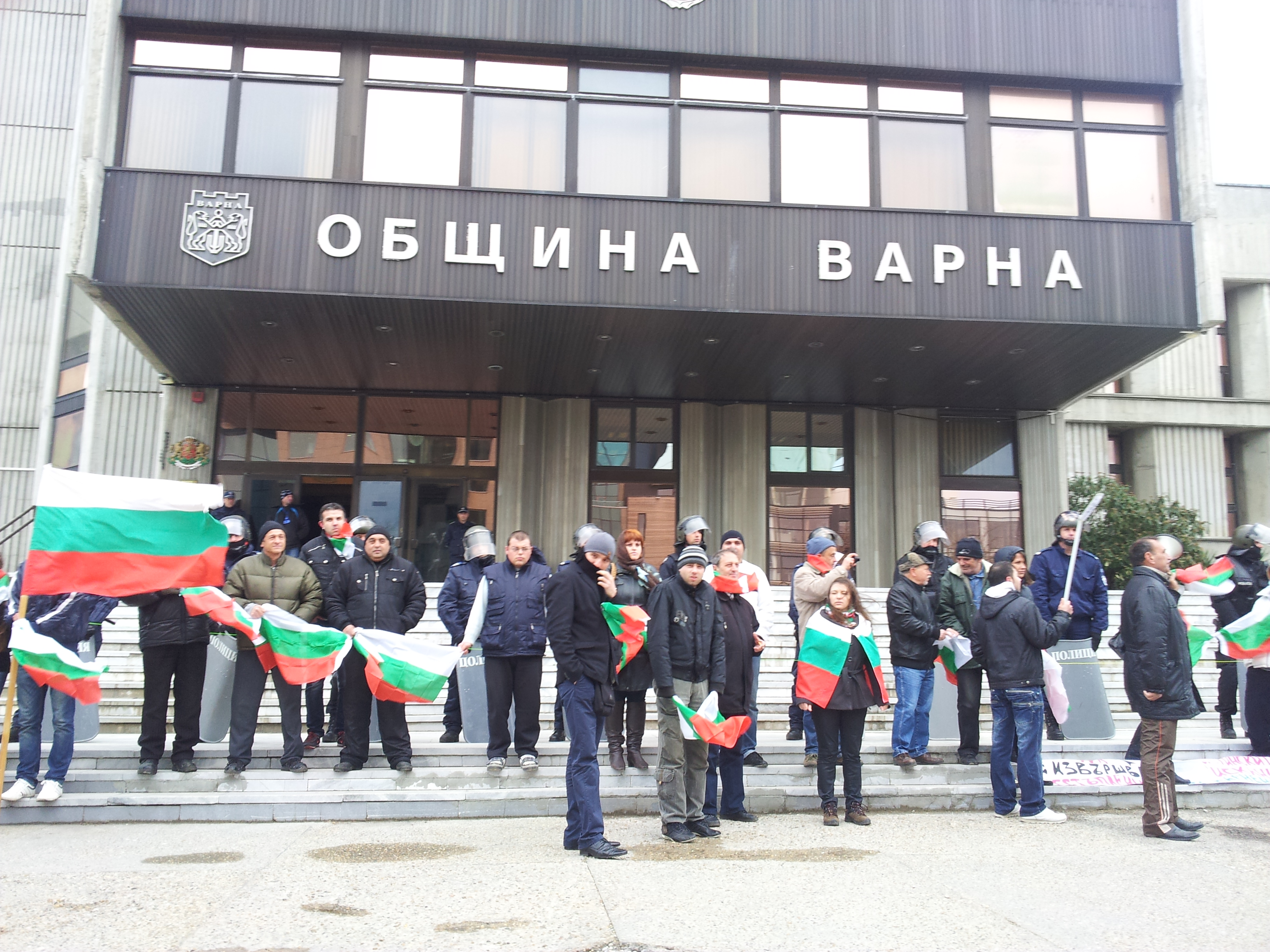 Жива верига блокира сградата на Община Варна