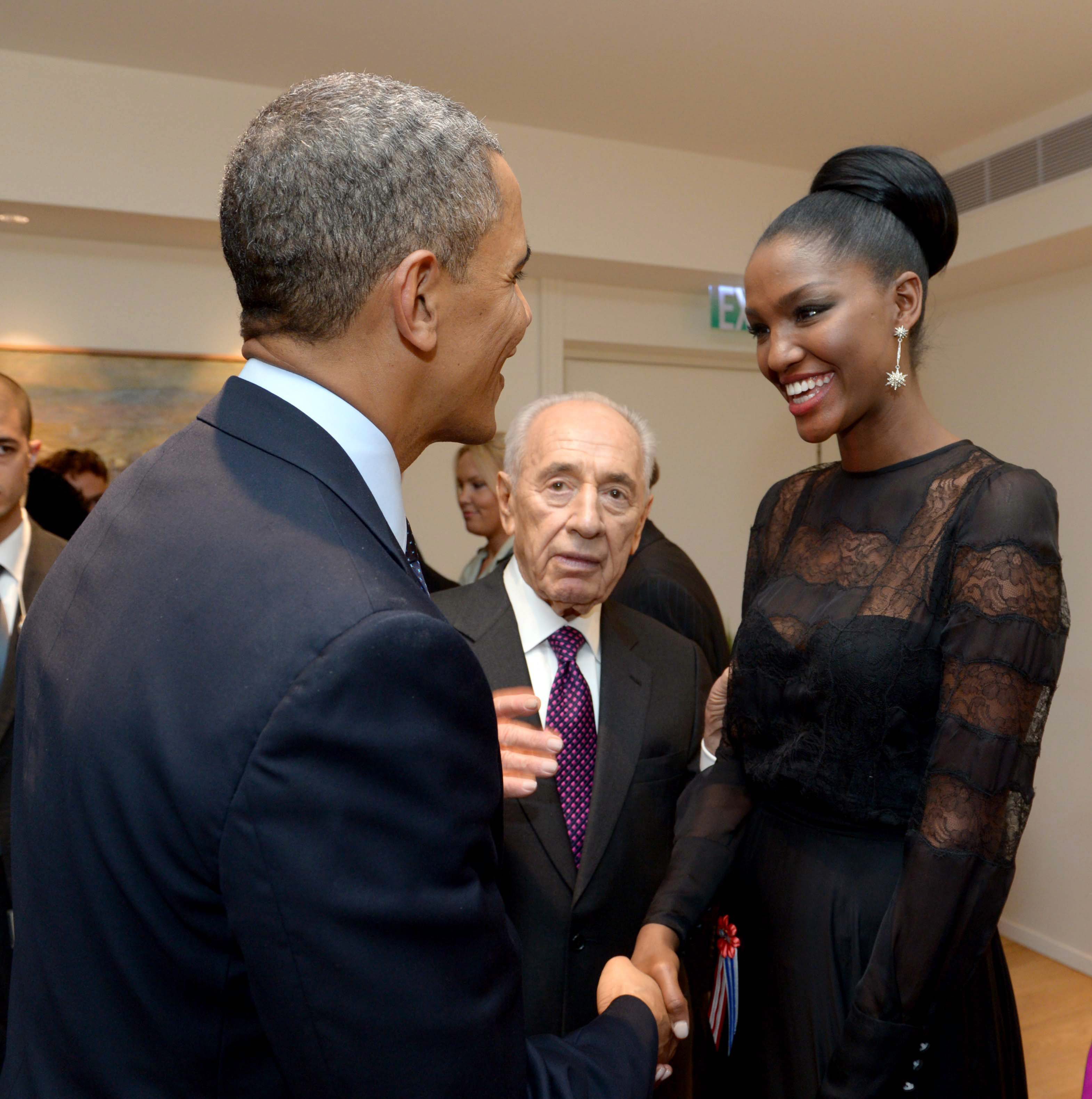 Президентът на Израел Шимон Перес представя новата Мис Израел Йетиш Тити Айнав на Барак Обама
