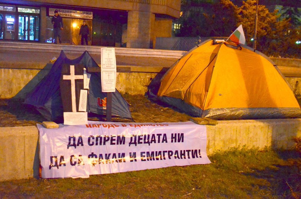 Варненец опъна палатки пред общината и обяви гладна стачка