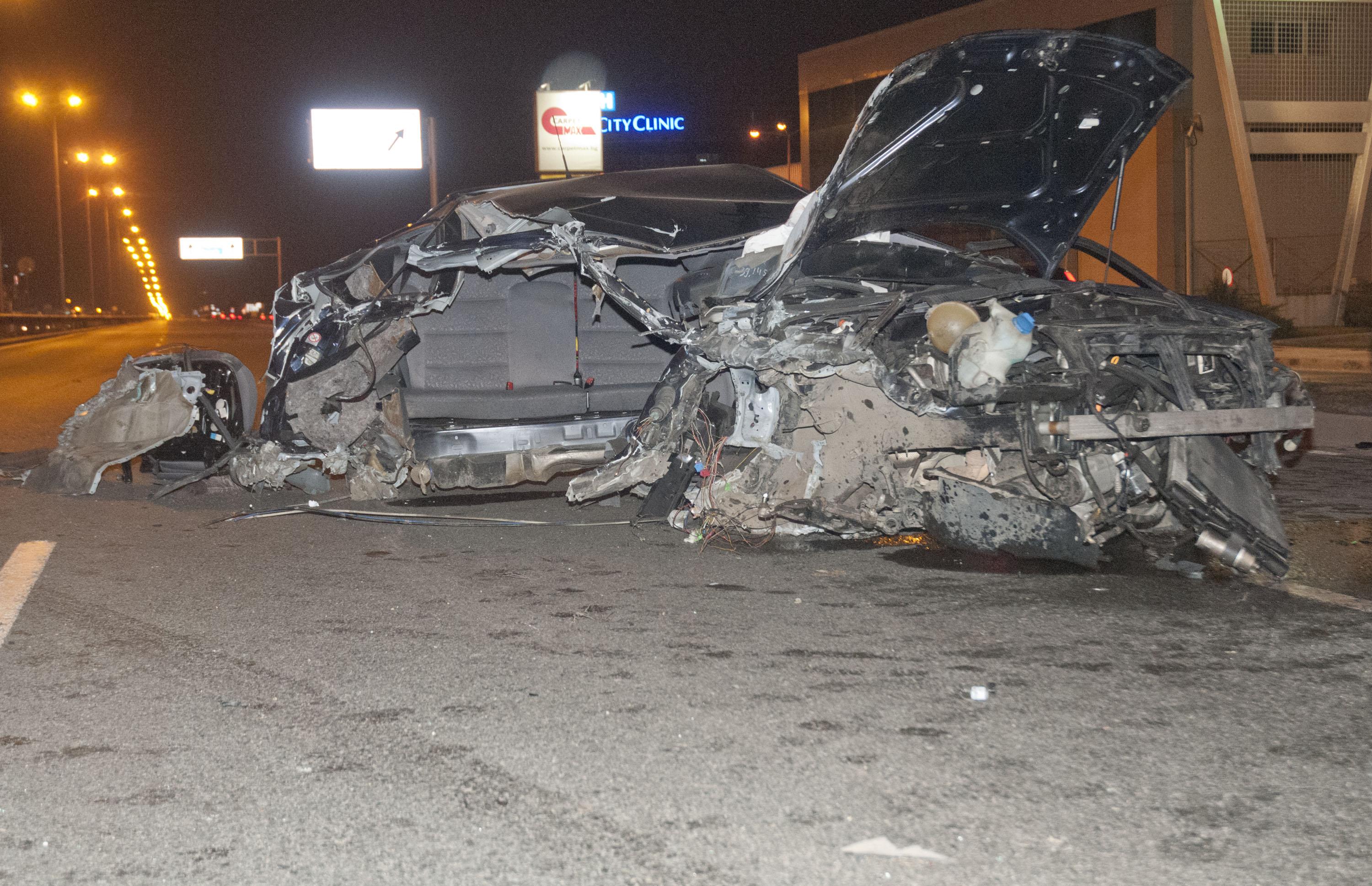 Младата жена се е возила в автомобила, който е напълно унищожен след удара