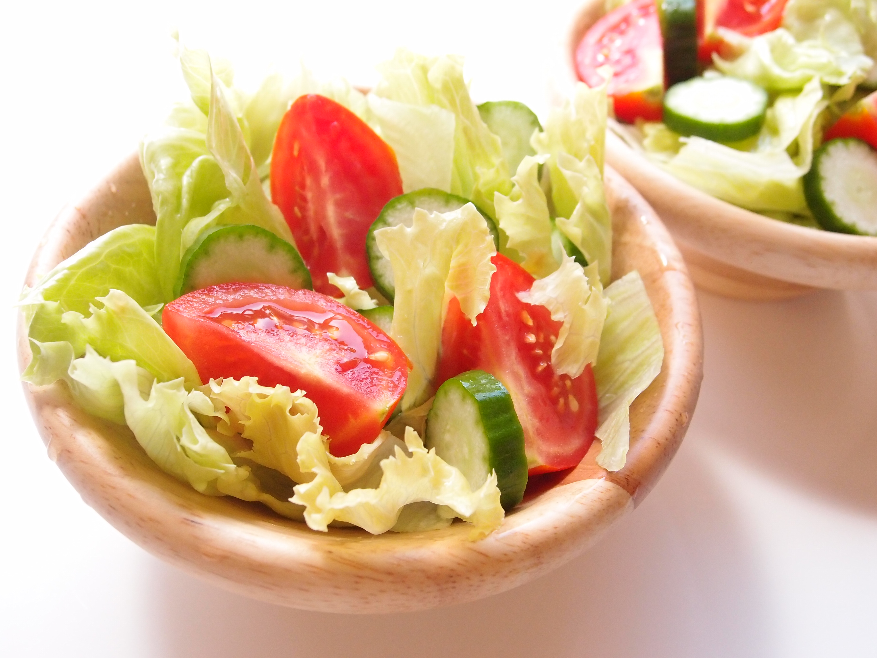 Наличието на салата не намалява калориите на останалите блюда на трапезата